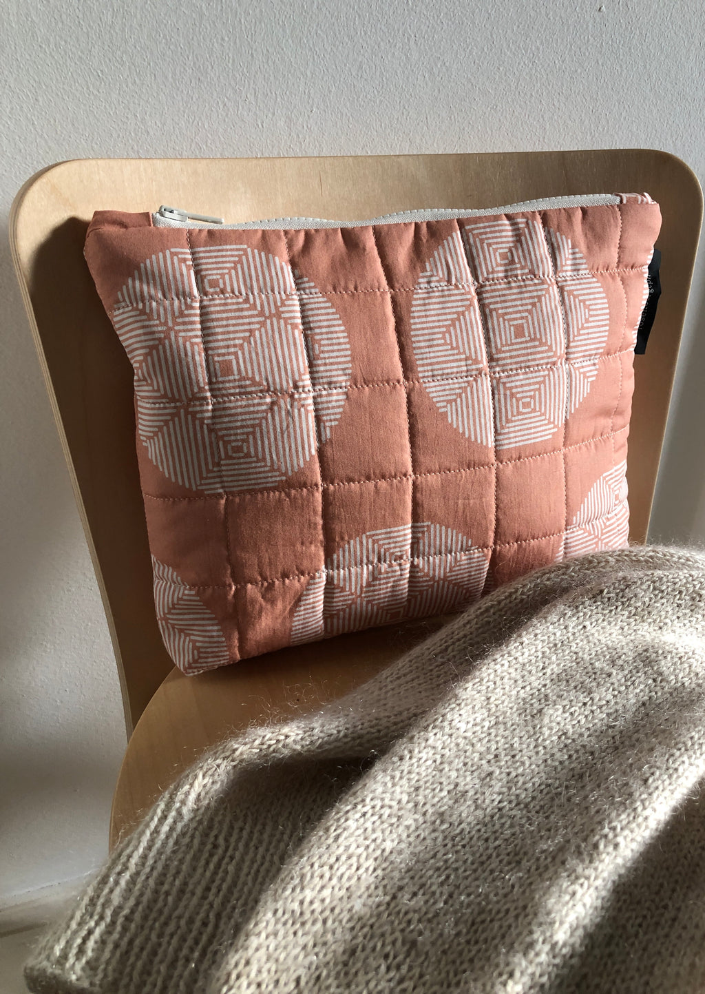 Pung i Hana-mønster, terracotta, på stol, RosenbergCph