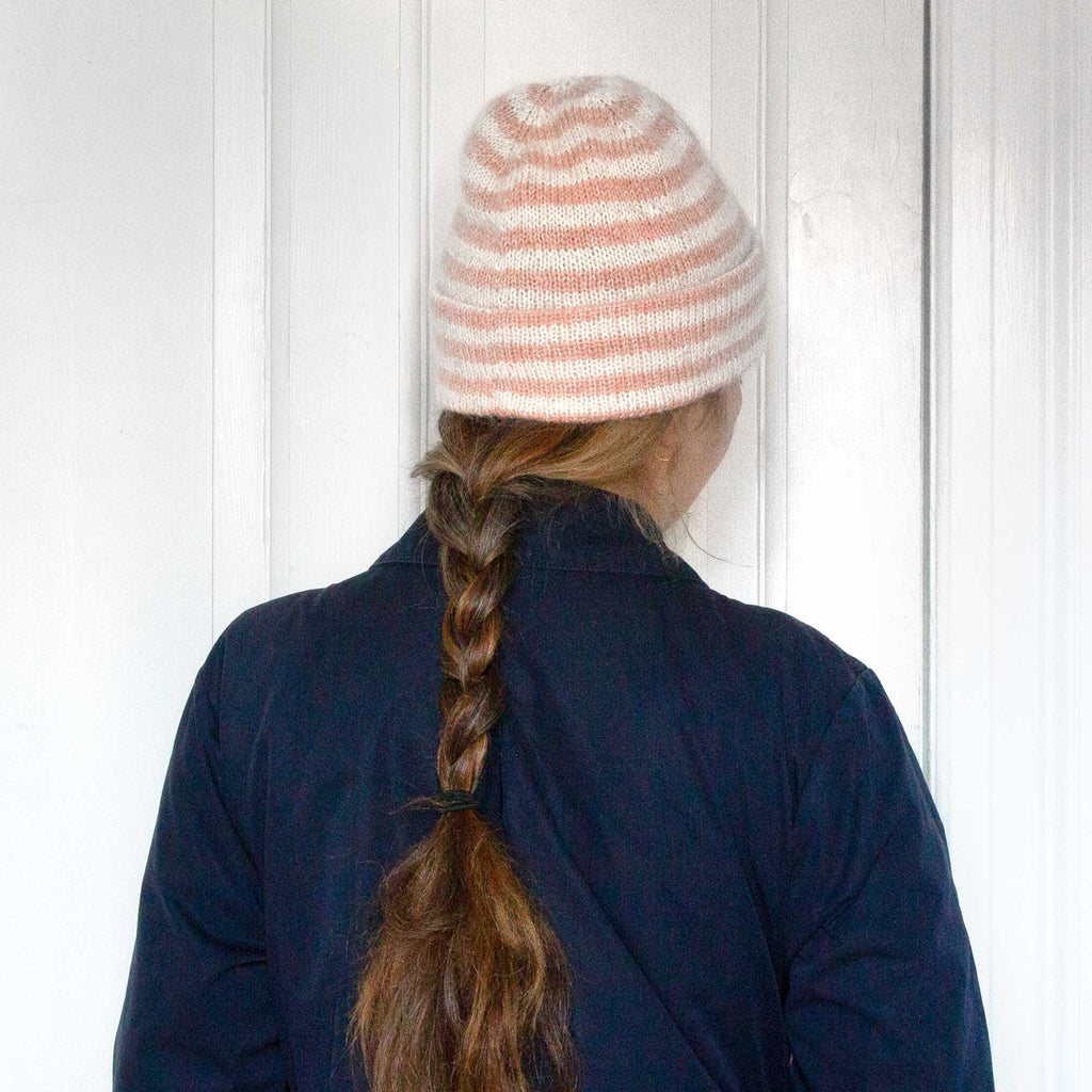 Hue, stribet i rosa og natur, på model bagfra, RosenbergCph