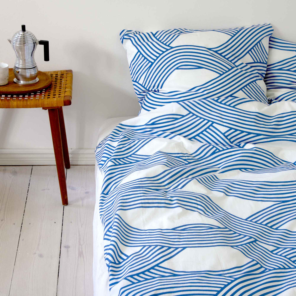 Sengetøj, økologisk bomuld, Ocean blå mønster, på seng, RosenbergCph