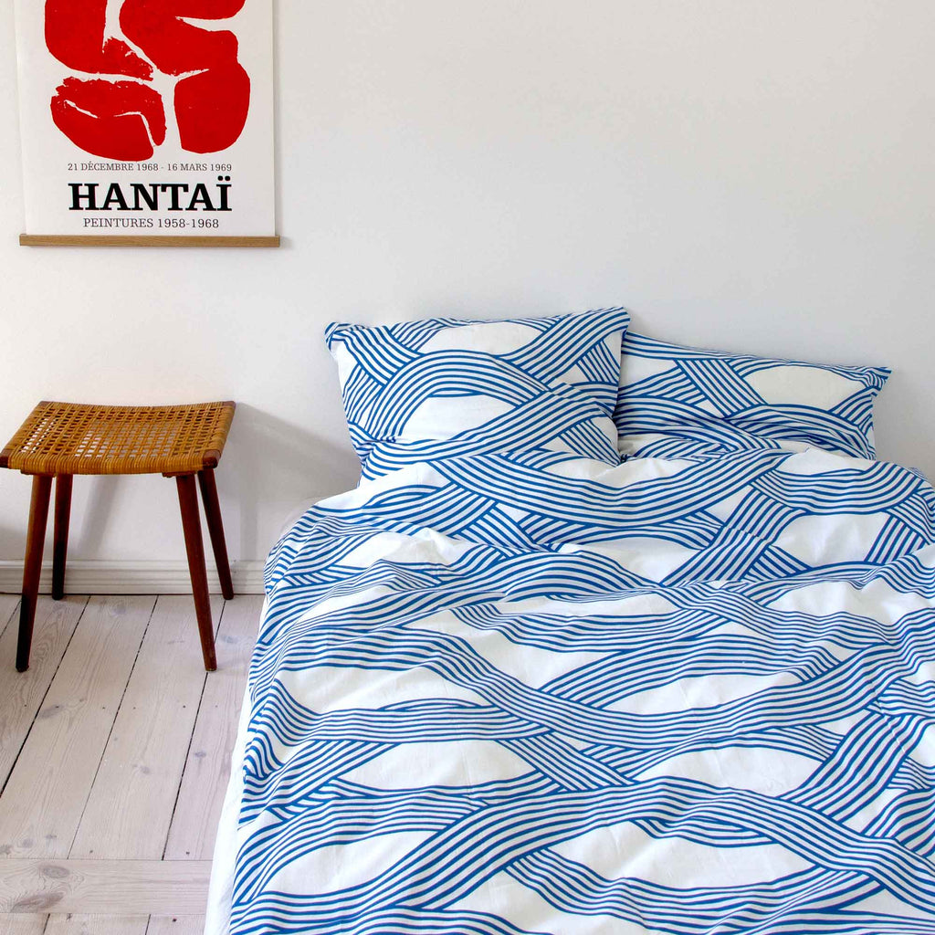 Sengetøj, økologisk bomuld, Ocean blå mønster, på seng, RosenbergCph