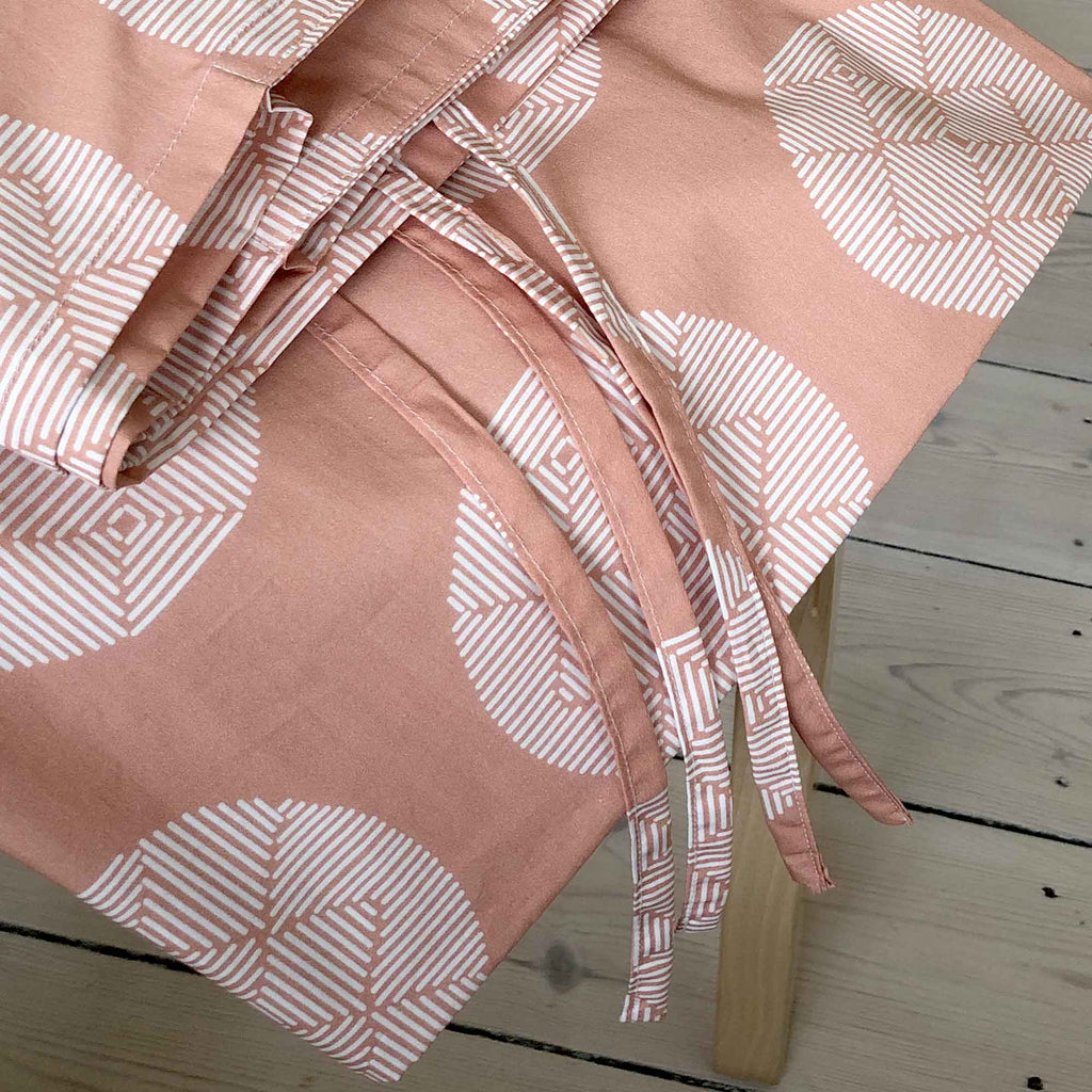 Sengetøj, økologisk bomuld, hana terracotta mønster, detalje lukning, RosenbergCph