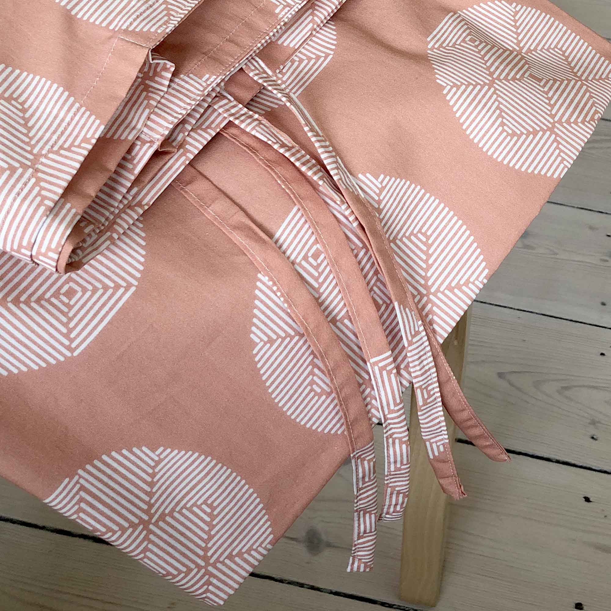 Sengetøj, økologisk bomuld, hana terracotta mønster, detalje lukning, RosenbergCph