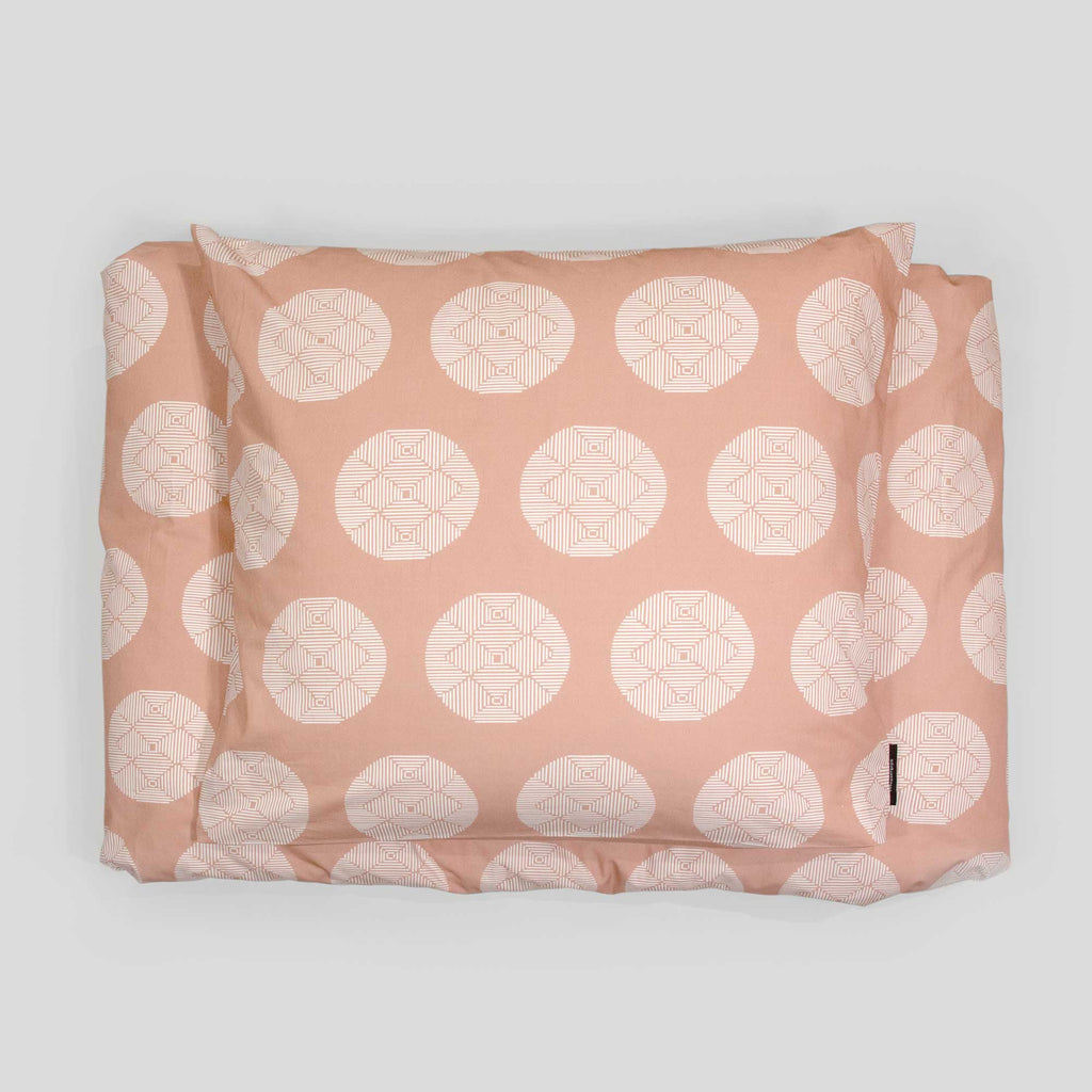 Sengetøj, økologisk bomuld, hana terracotta mønster, foldet bunke, RosenbergCph