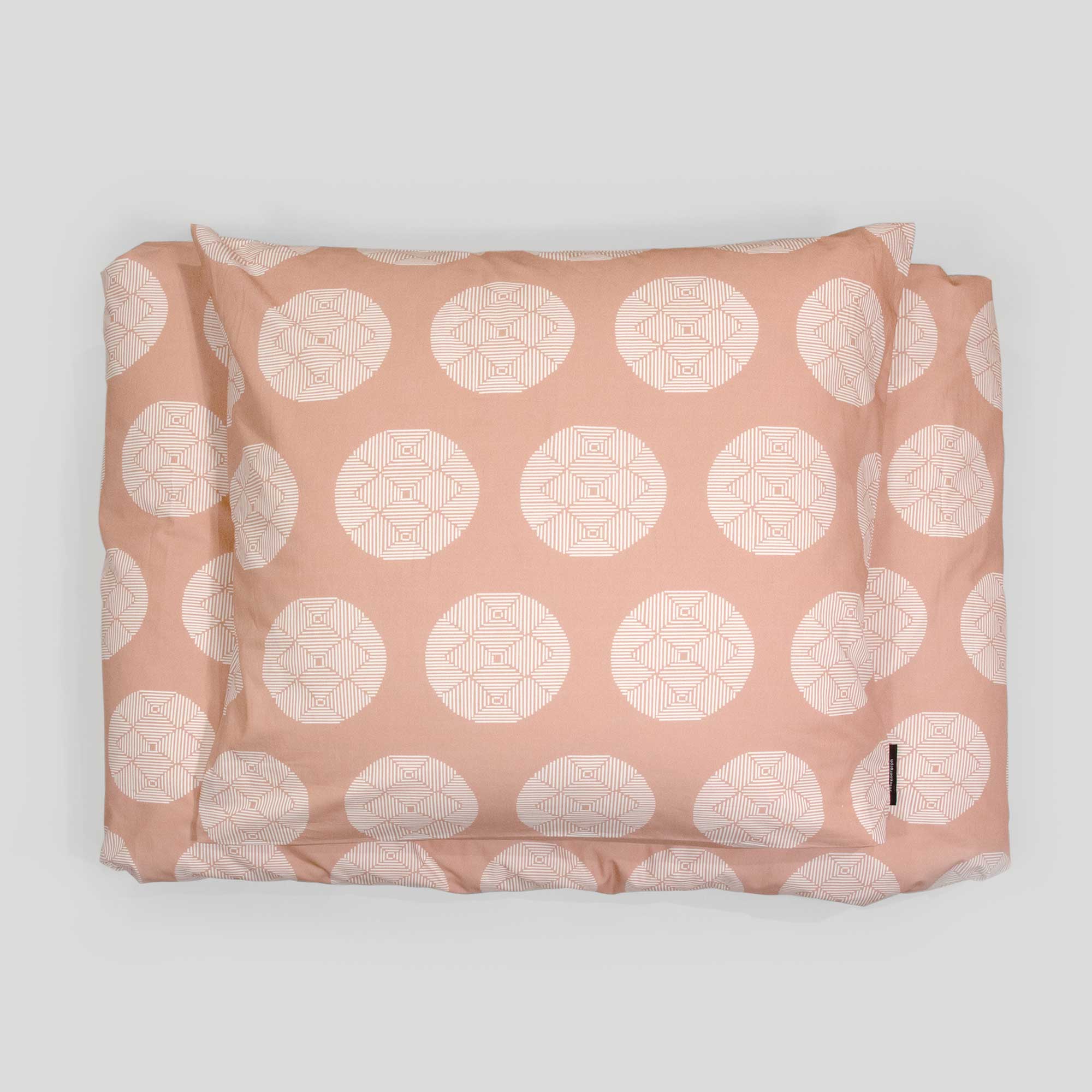 Sengetøj, økologisk bomuld, hana terracotta mønster, foldet bunke, RosenbergCph