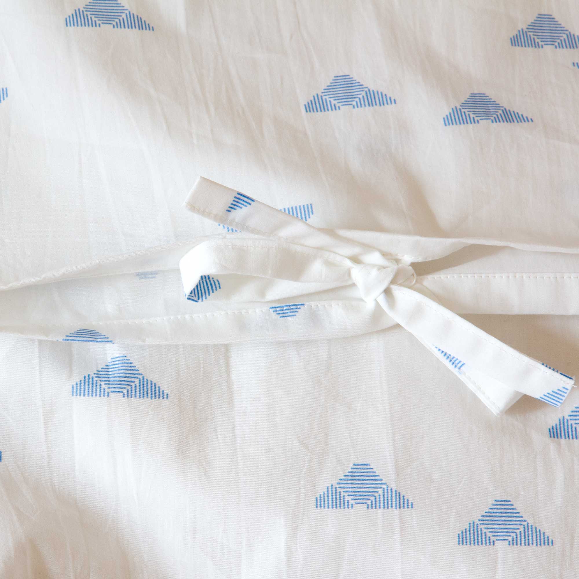 Sengetøj, økologisk bomuld, Nona blå mønster, detalje lukning, RosenbergCph