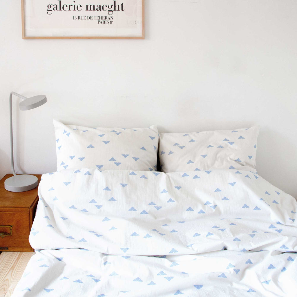 Sengetøj, økologisk bomuld, Nona blå mønster, på seng, RosenbergCph