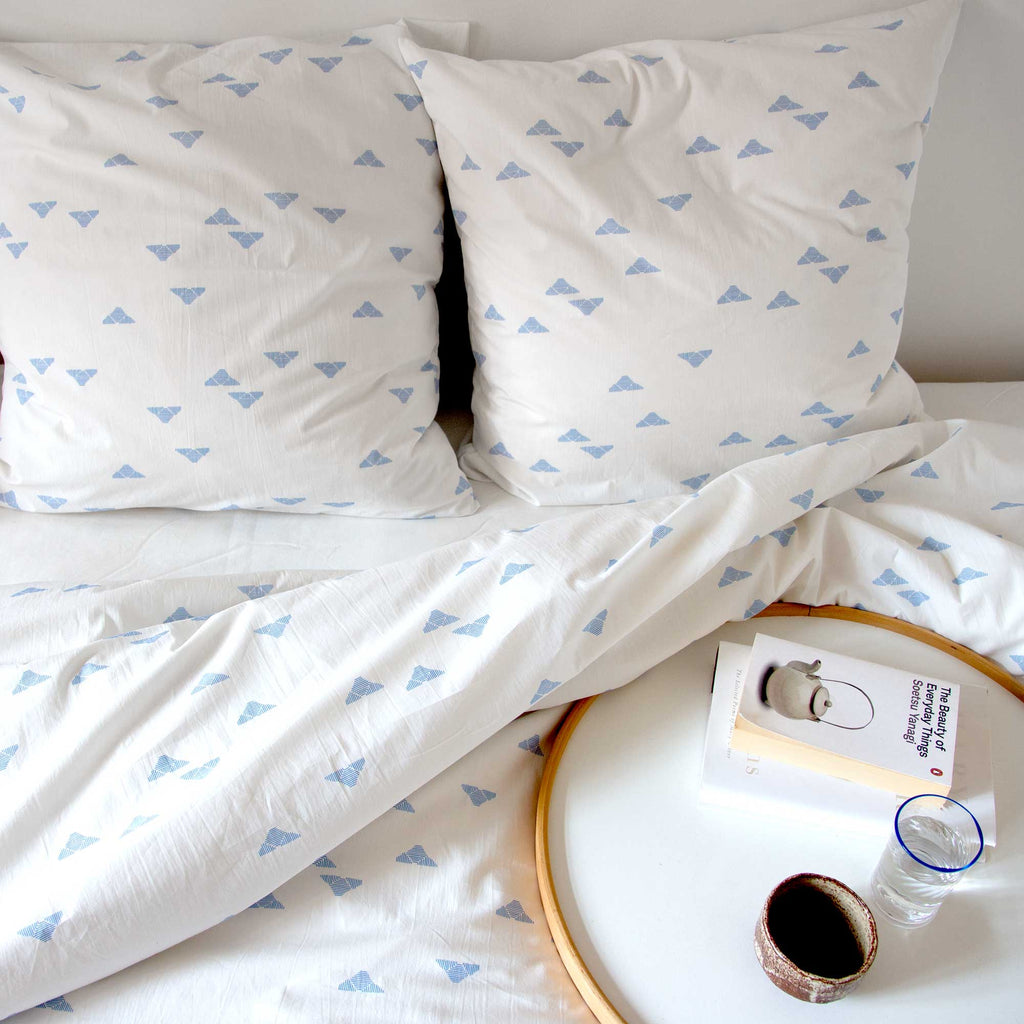 Sengetøj, økologisk bomuld, Nona blå mønster, på seng, RosenbergCph