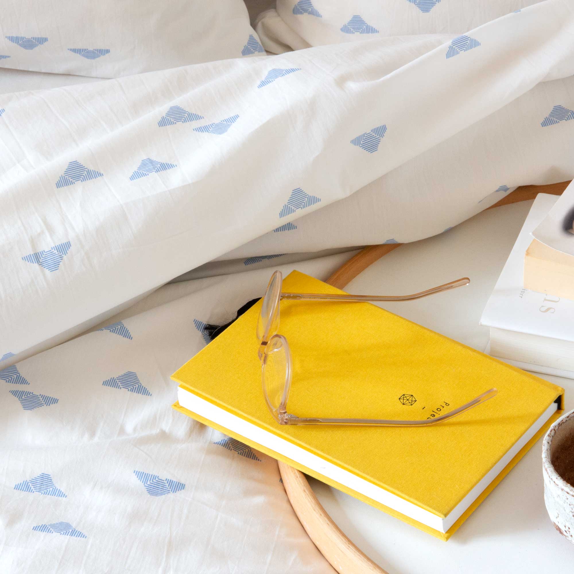 Sengetøj, økologisk bomuld, Nona blå mønster, detalje på seng, RosenbergCph