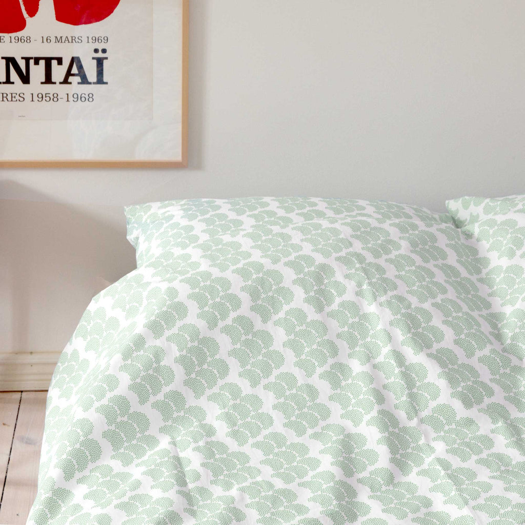 Sengetøj, økologisk bomuld, Obi aloe grøn mønster, på seng, RosenbergCph