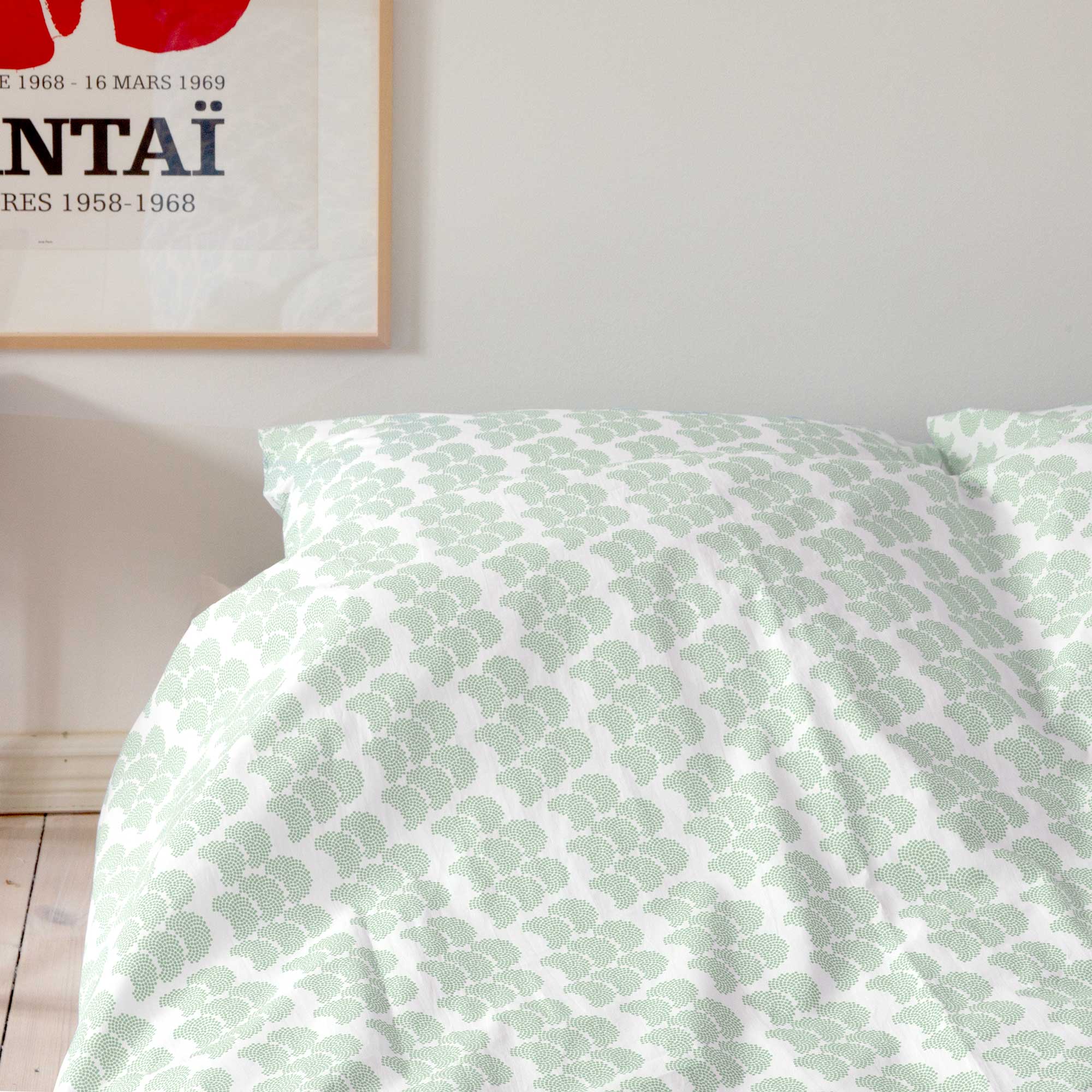 Sengetøj, økologisk bomuld, Obi aloe grøn mønster, på seng, RosenbergCph