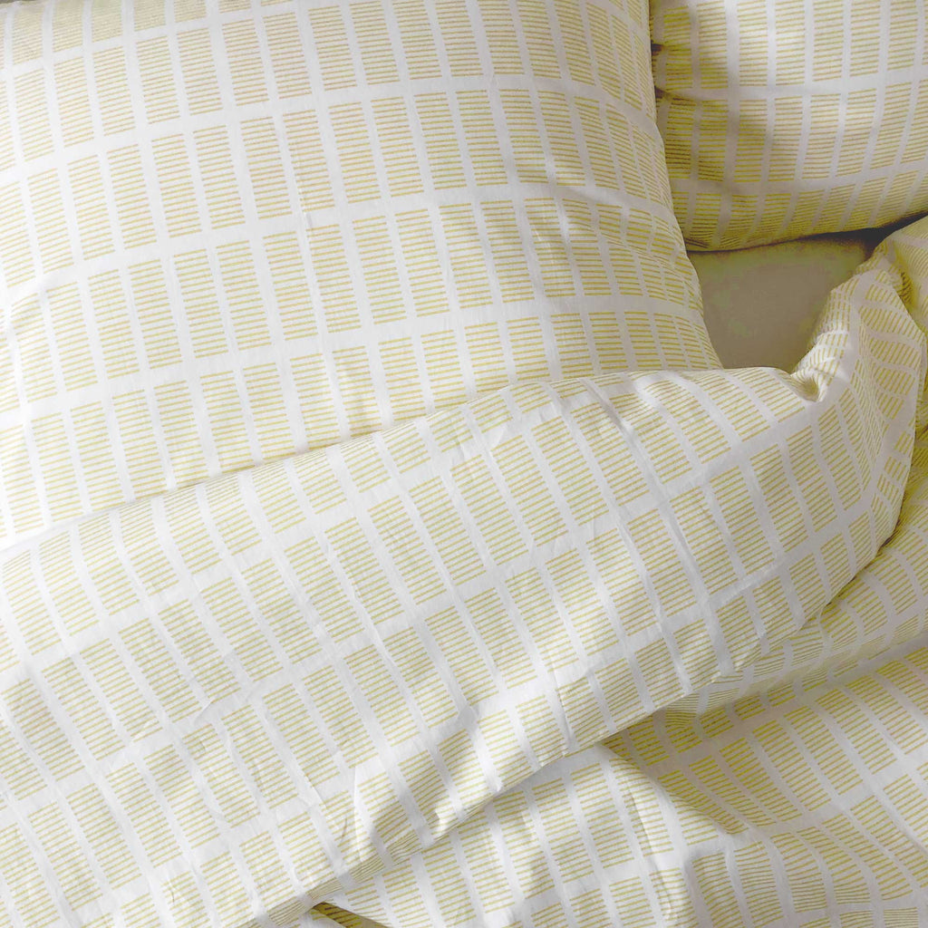 Sengetøj, økologisk bomuld, Tile mellow yellow mønster, på seng, RosenbergCph