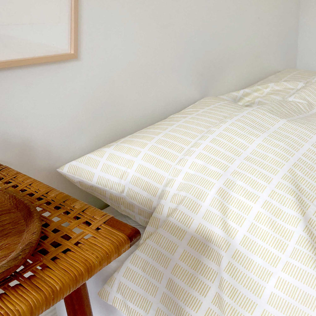 Sengetøj, økologisk bomuld, Tile mellow yellow mønster, på seng, RosenbergCph