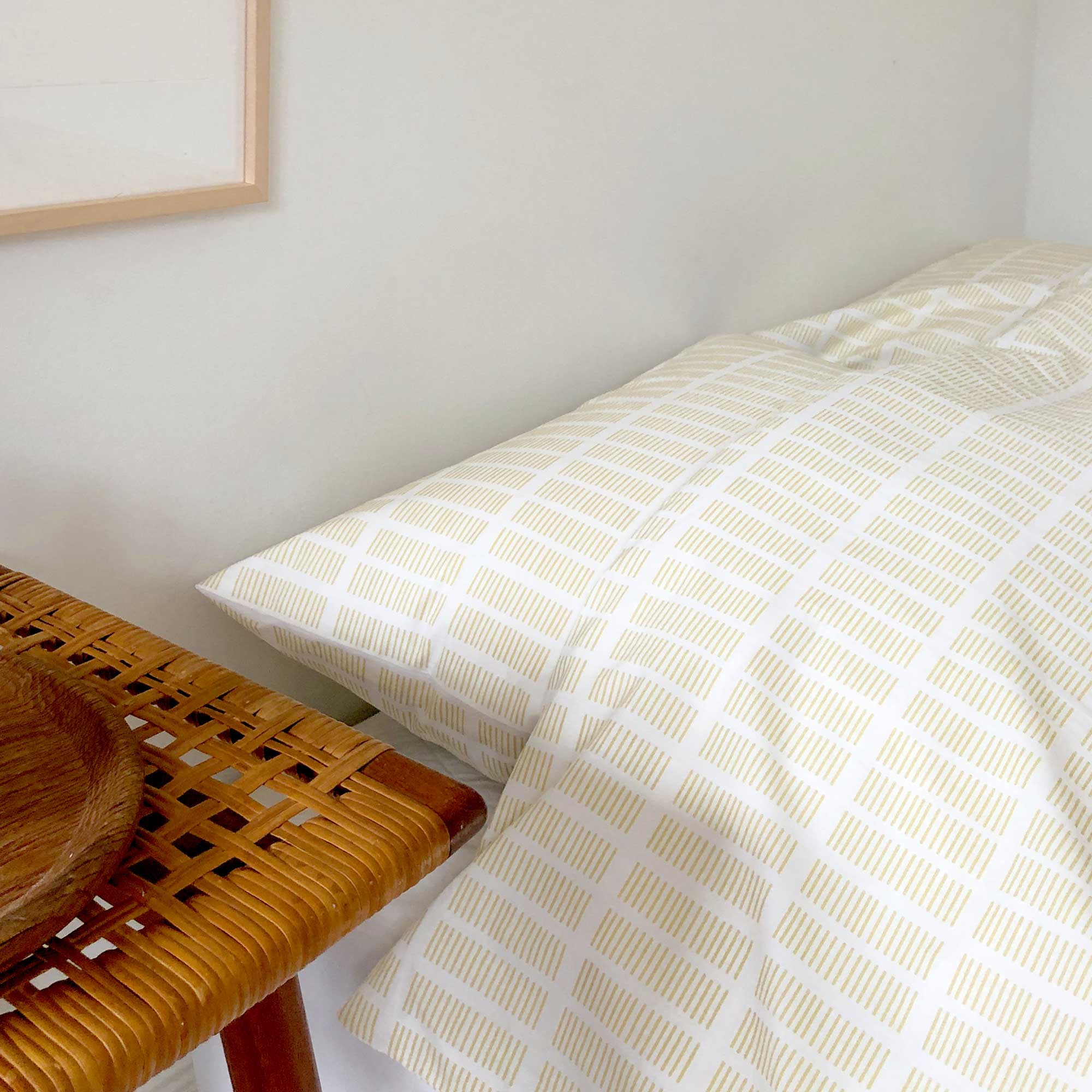 Sengetøj, økologisk bomuld, Tile mellow yellow mønster, på seng, RosenbergCph