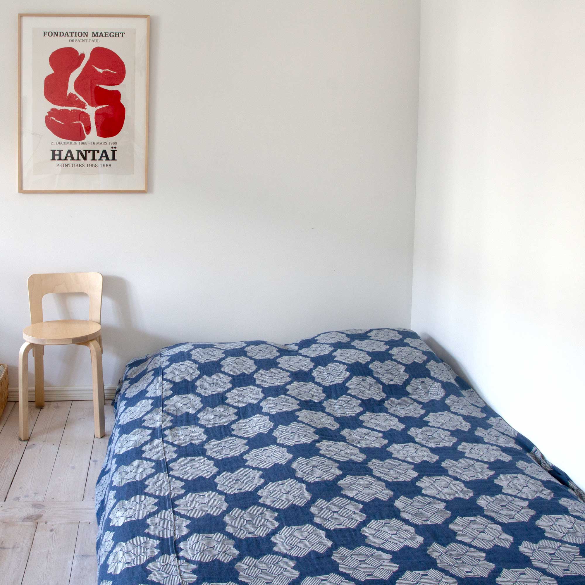 Sengetæppe, blå ørkenrose-mønster, på seng, Hantai plakat, RosenbergCph