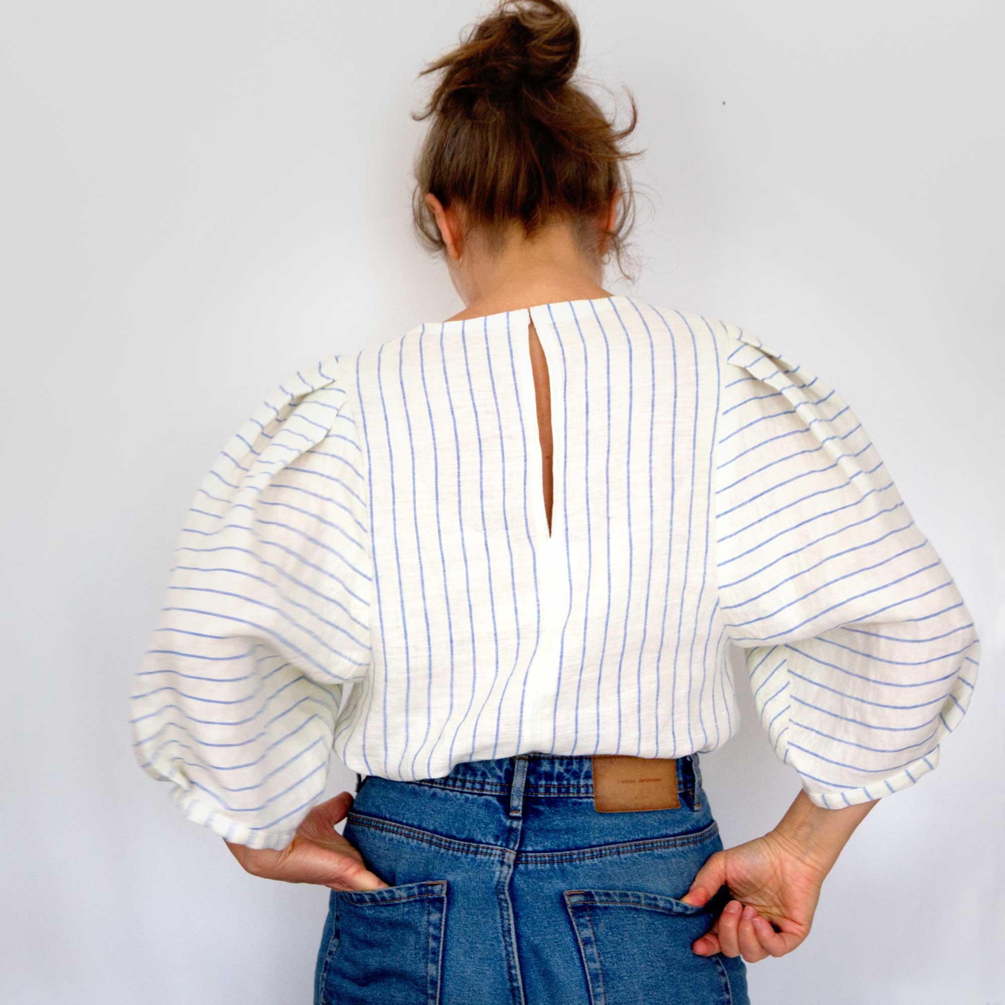 Hør-bluse med blå striber, 3/4 puff ærme, set bagfra på model, RosenbergCph