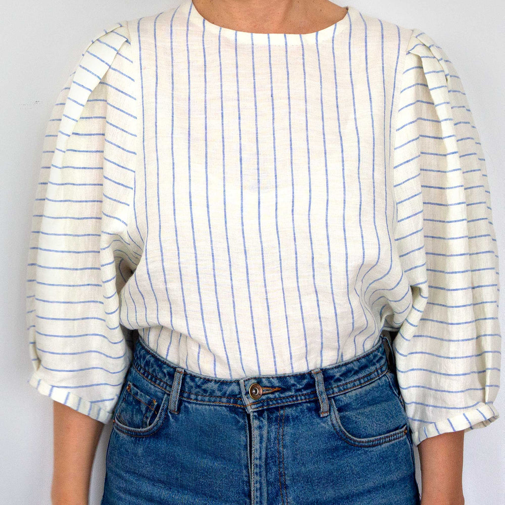 Hør-bluse med blå striber, 3/4 puff ærme, set forfra, RosenbergCph