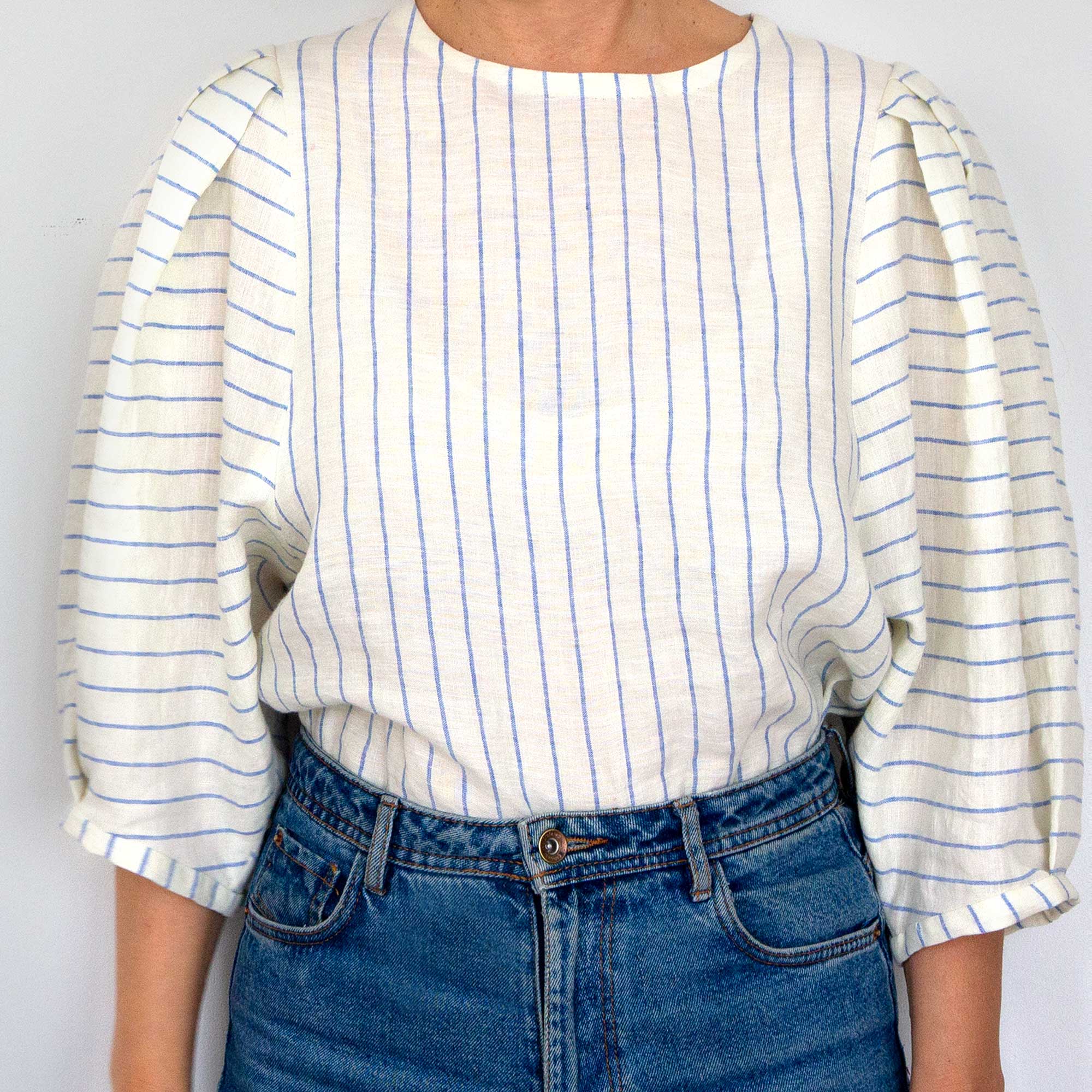 Hør-bluse med blå striber, 3/4 puff ærme, set forfra, RosenbergCph