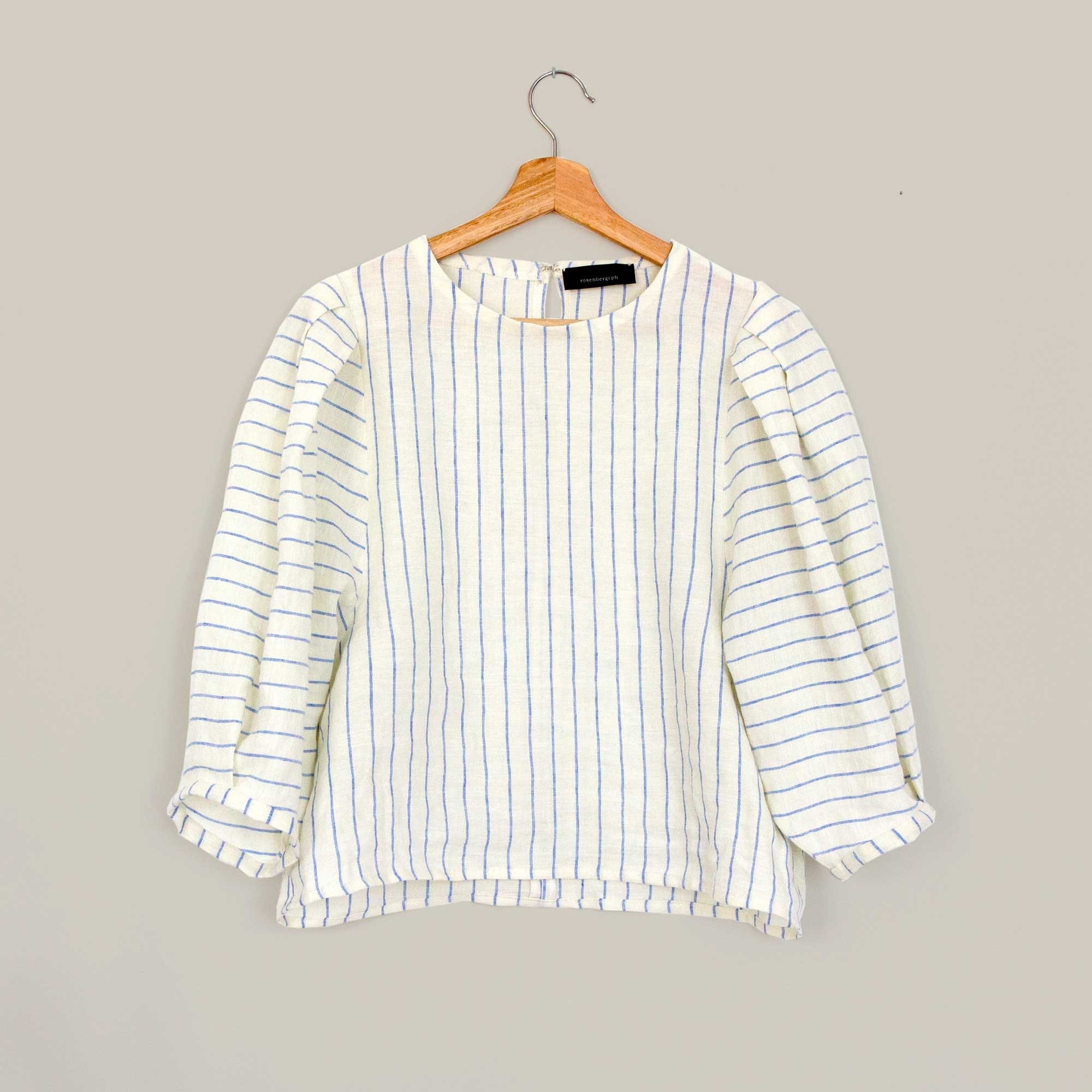 Hør-bluse med blå striber, 3/4 puff ærme, på bøjle, RosenbergCph