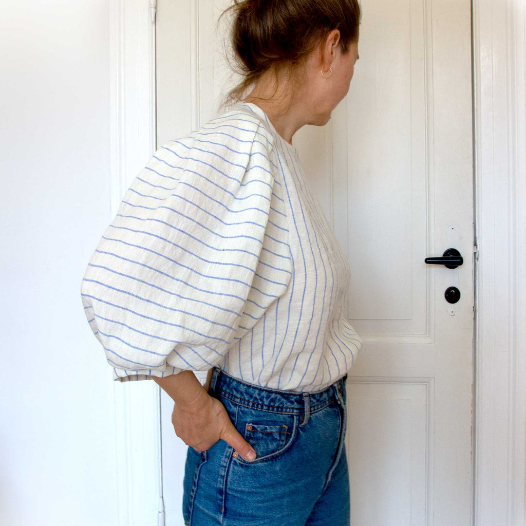 Hør-bluse med blå striber, 3/4 puff ærme, set fra siden, RosenbergCph