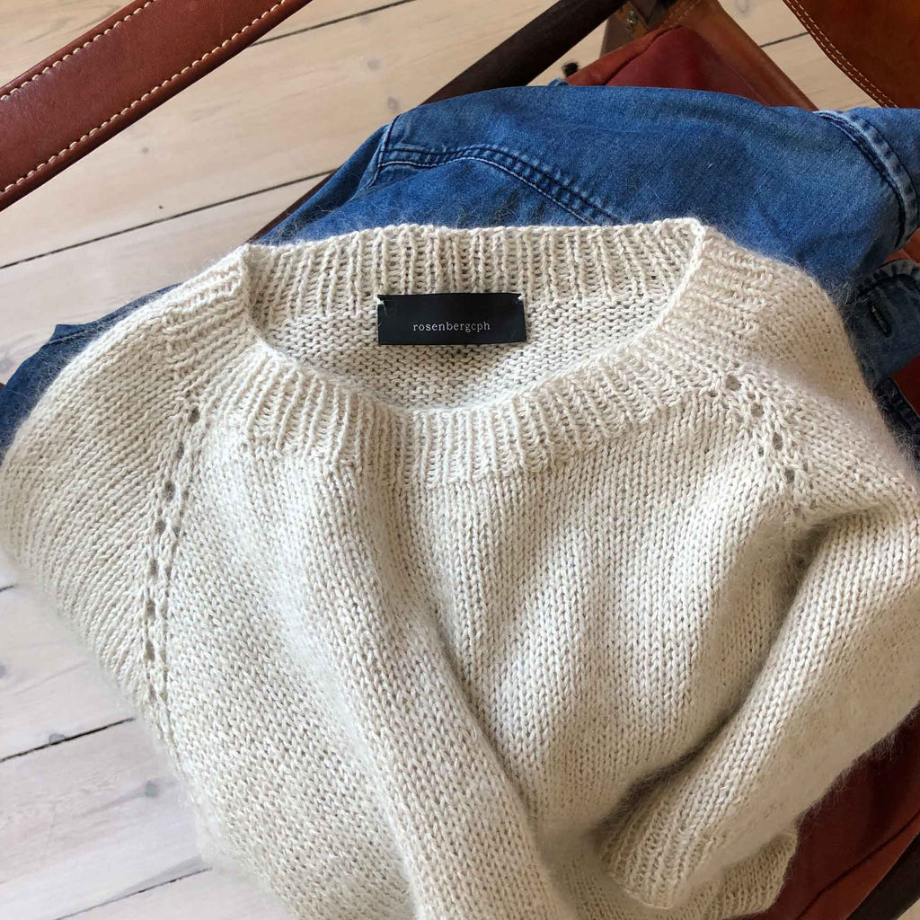 Bluse, håndstrikket silke/mohair, foldet på stol, RosenbergCph