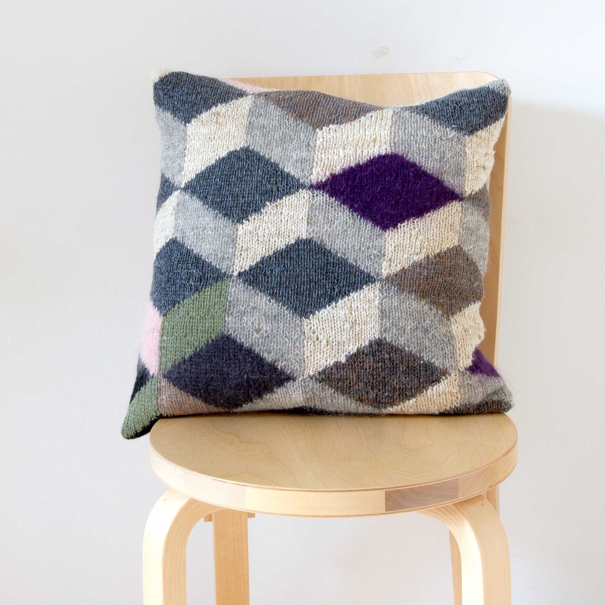 Unika pudebetræk håndstrikket, rhombille-mønster, på stol, RosenbergCph