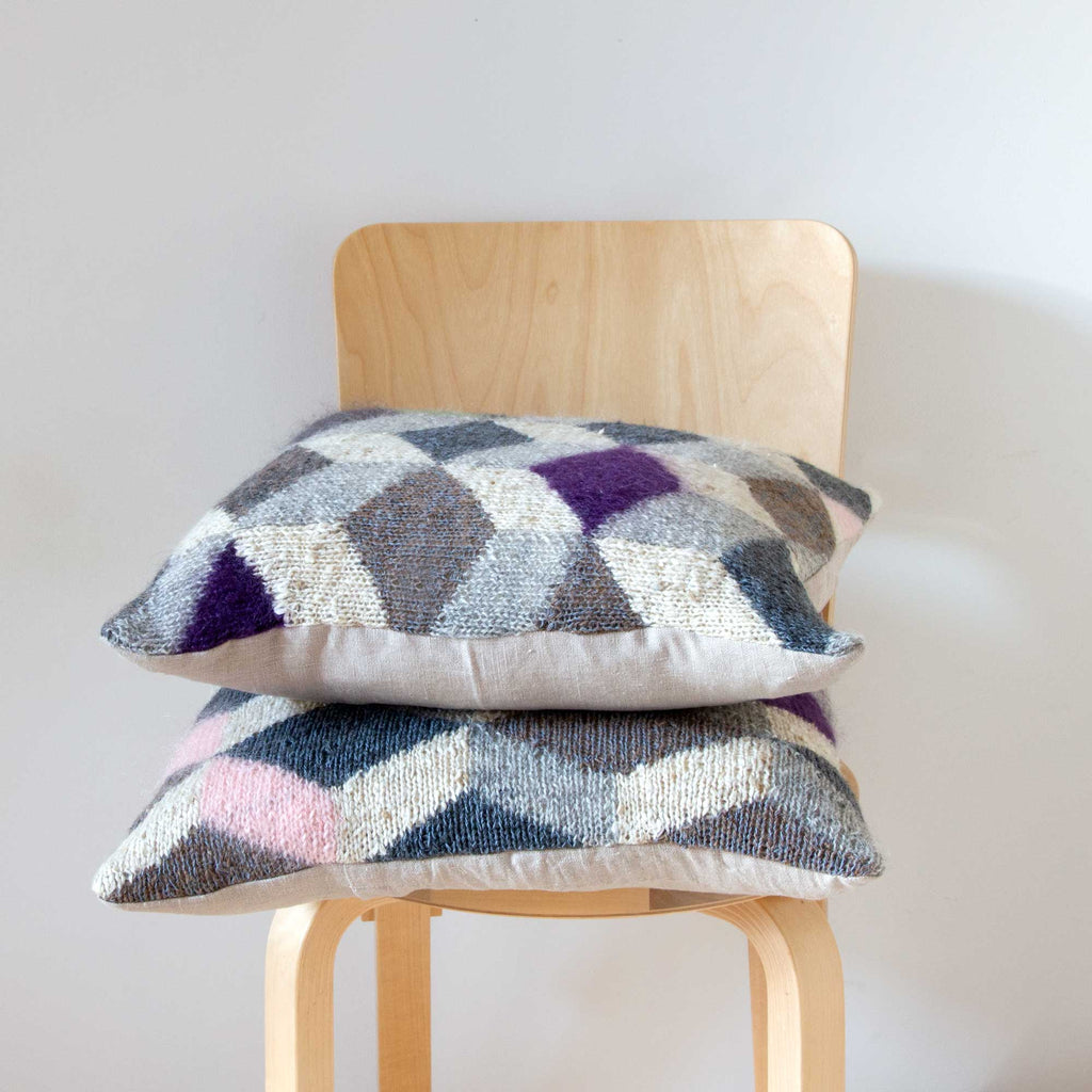 Unika pudebetræk håndstrikket, rhombille-mønster, to liggende på stol, RosenbergCph