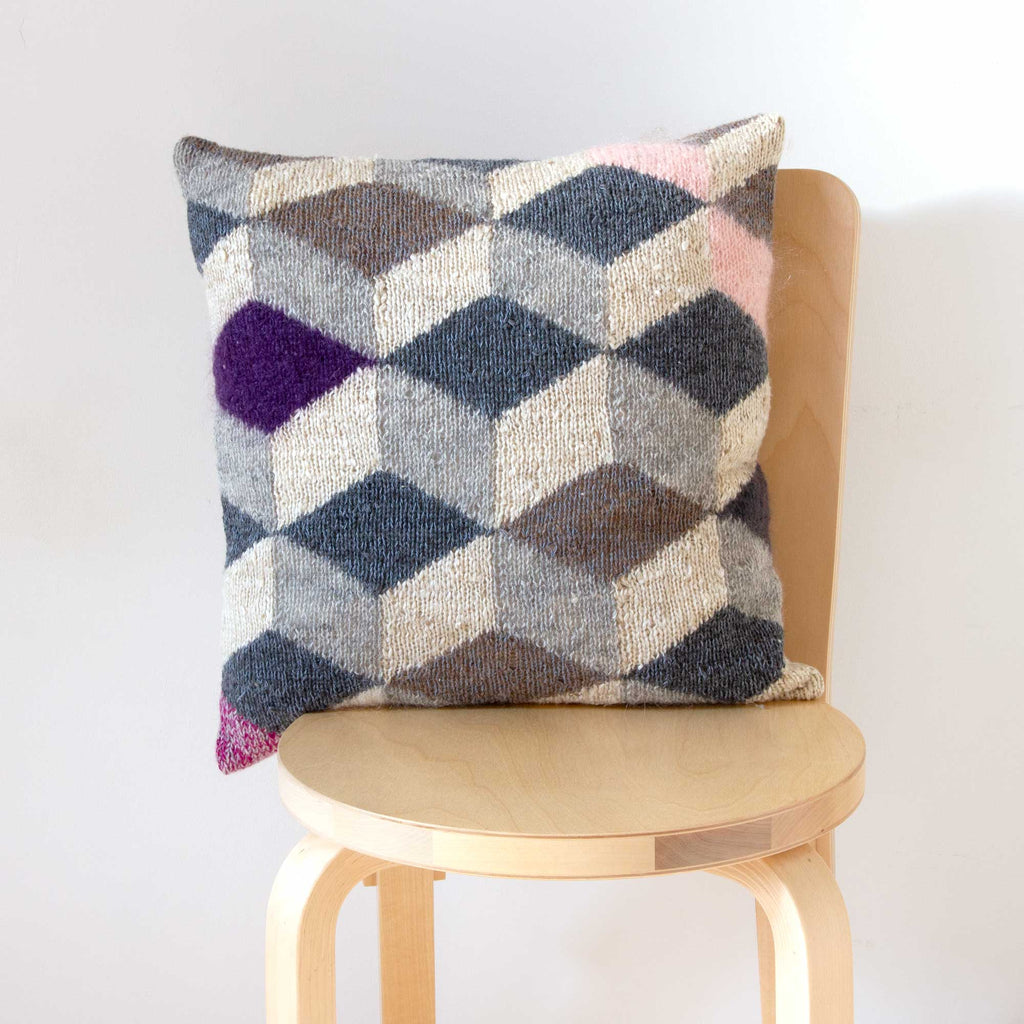 Unika pudebetræk håndstrikket, rhombille-mønster, på stol, RosenbergCph