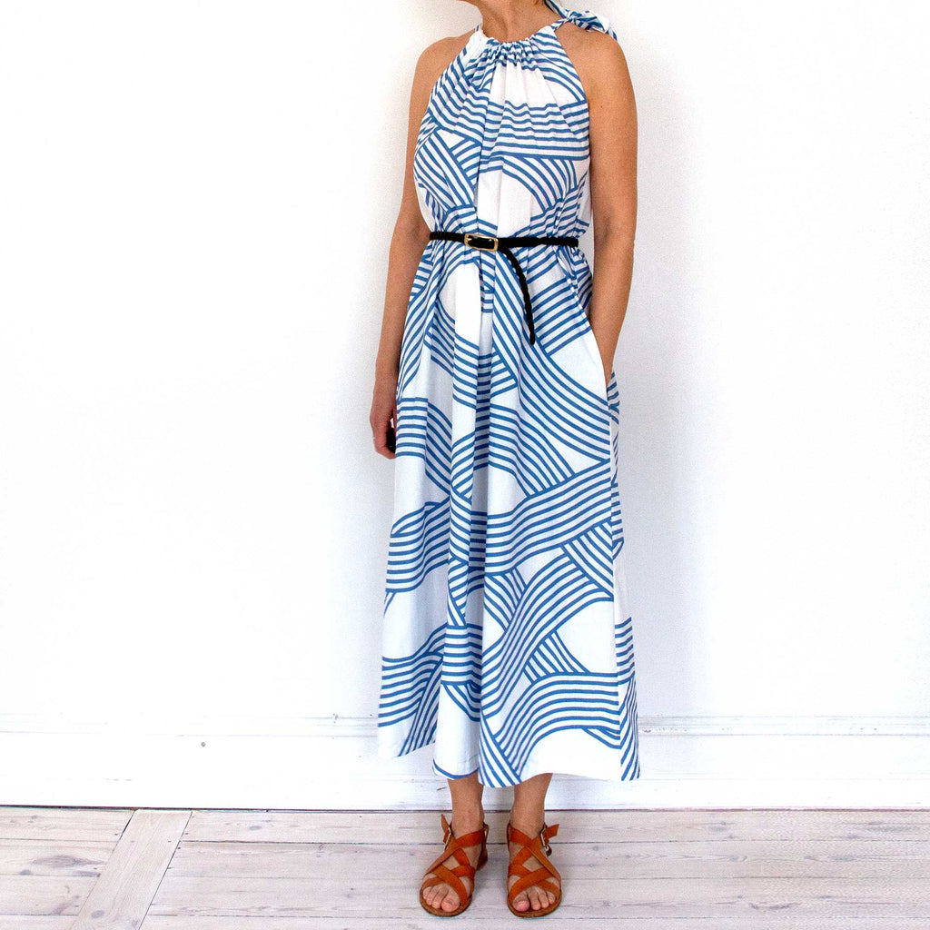 Leh Kjolei Ocean blå set forfra på model med bælte, RosenbergCph