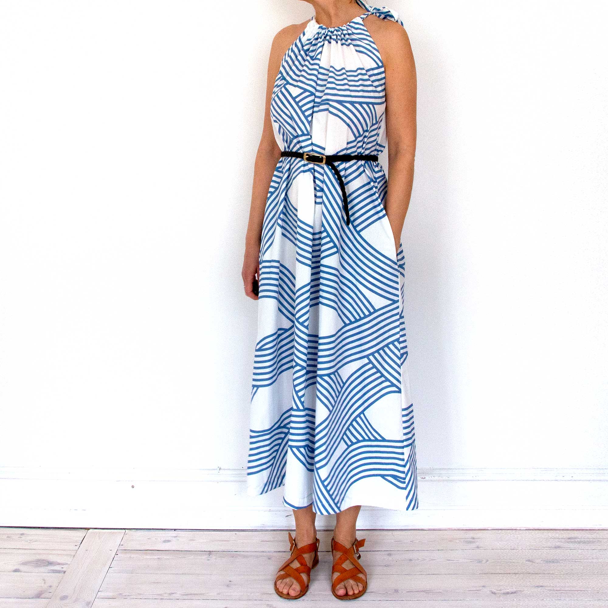 Leh Kjolei Ocean blå set forfra på model med bælte, RosenbergCph