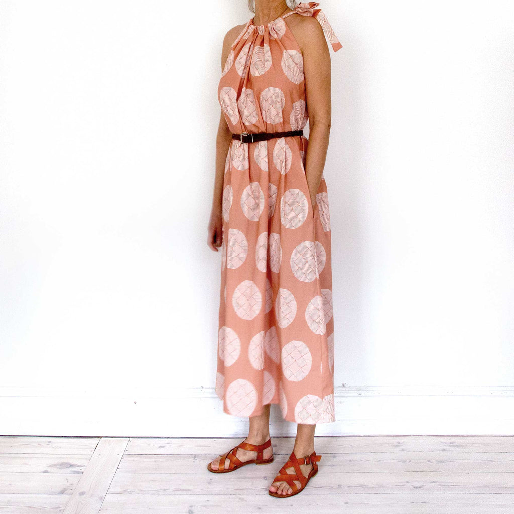 Leh Kjolei Hana terracotta, med bælte, set fra siden på model, RosenbergCph