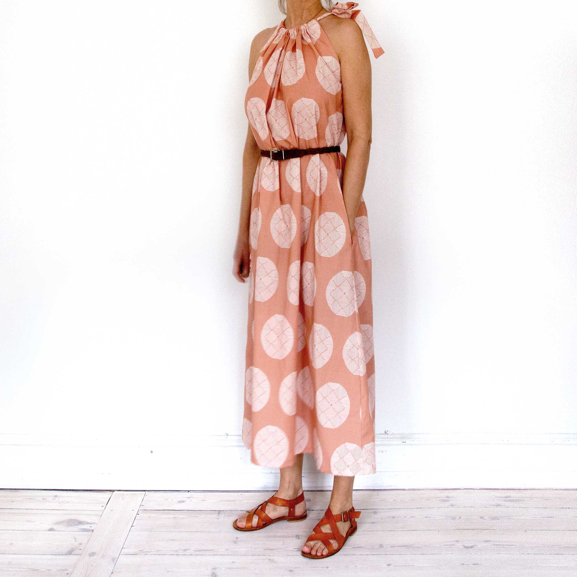Leh Kjolei Hana terracotta, med bælte, set fra siden på model, RosenbergCph