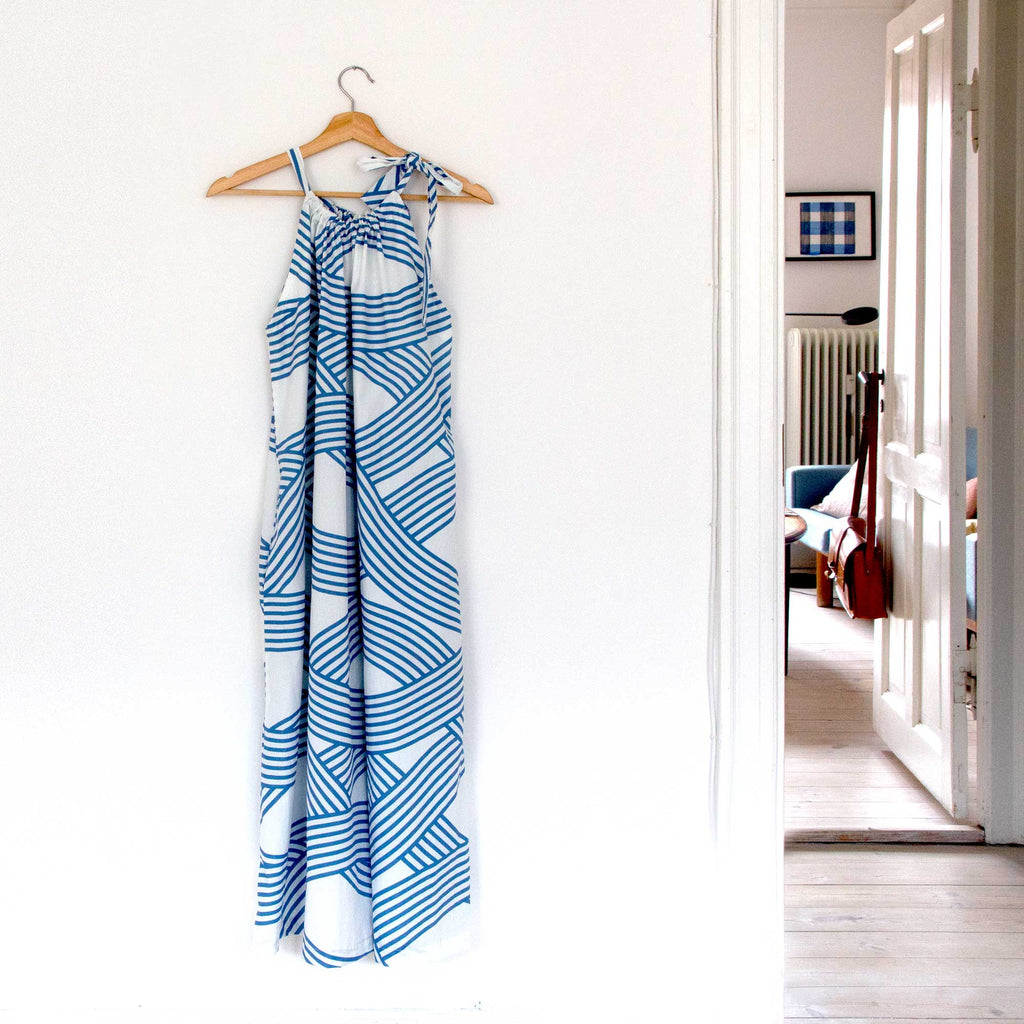 Leh Kjolei Ocean blå set forfra, hængende på bøjle, RosenbergCph