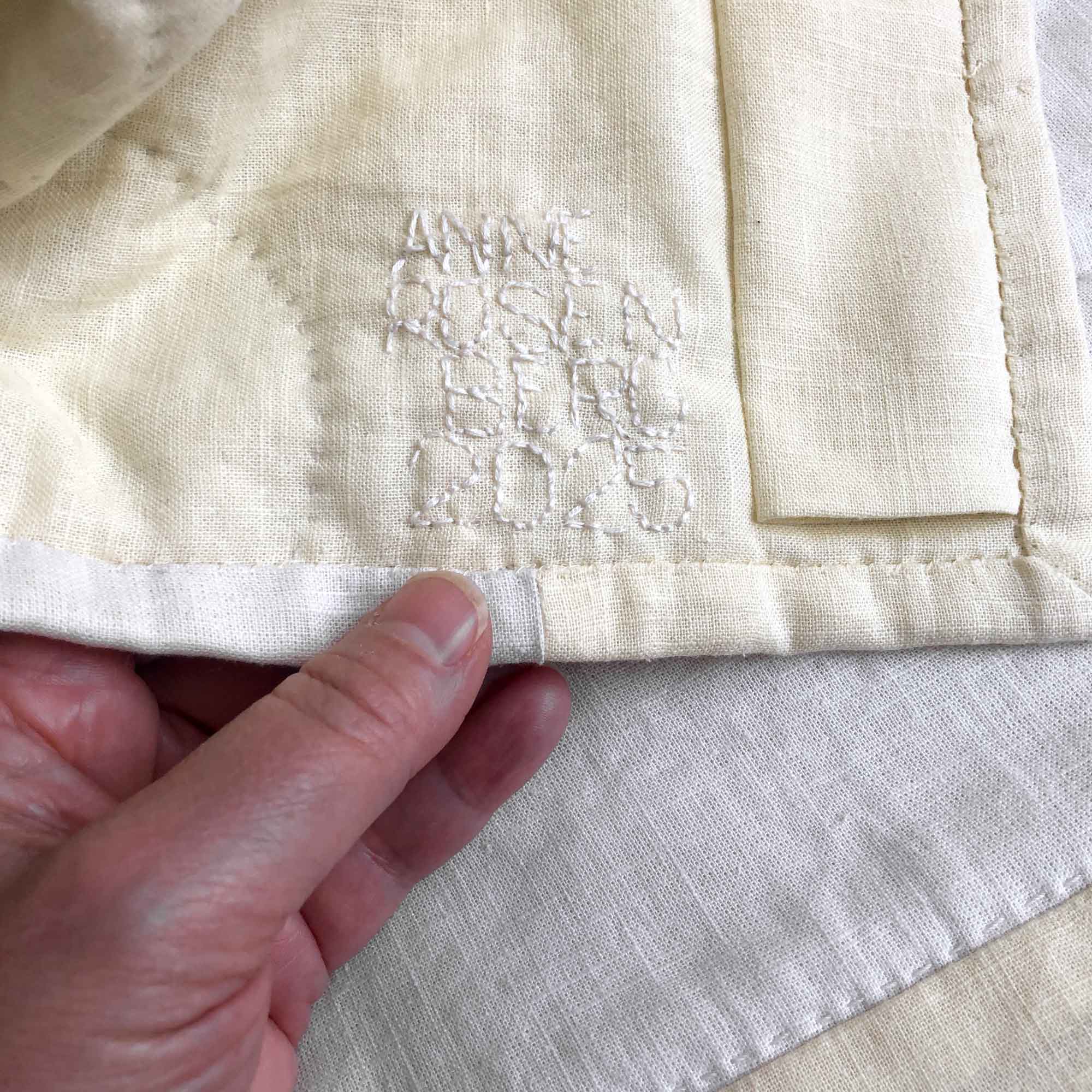 Vægtæppe, quiltet patchwork, Hana terracotta og lysegul, unika, broderet signatur, RosenbergCph