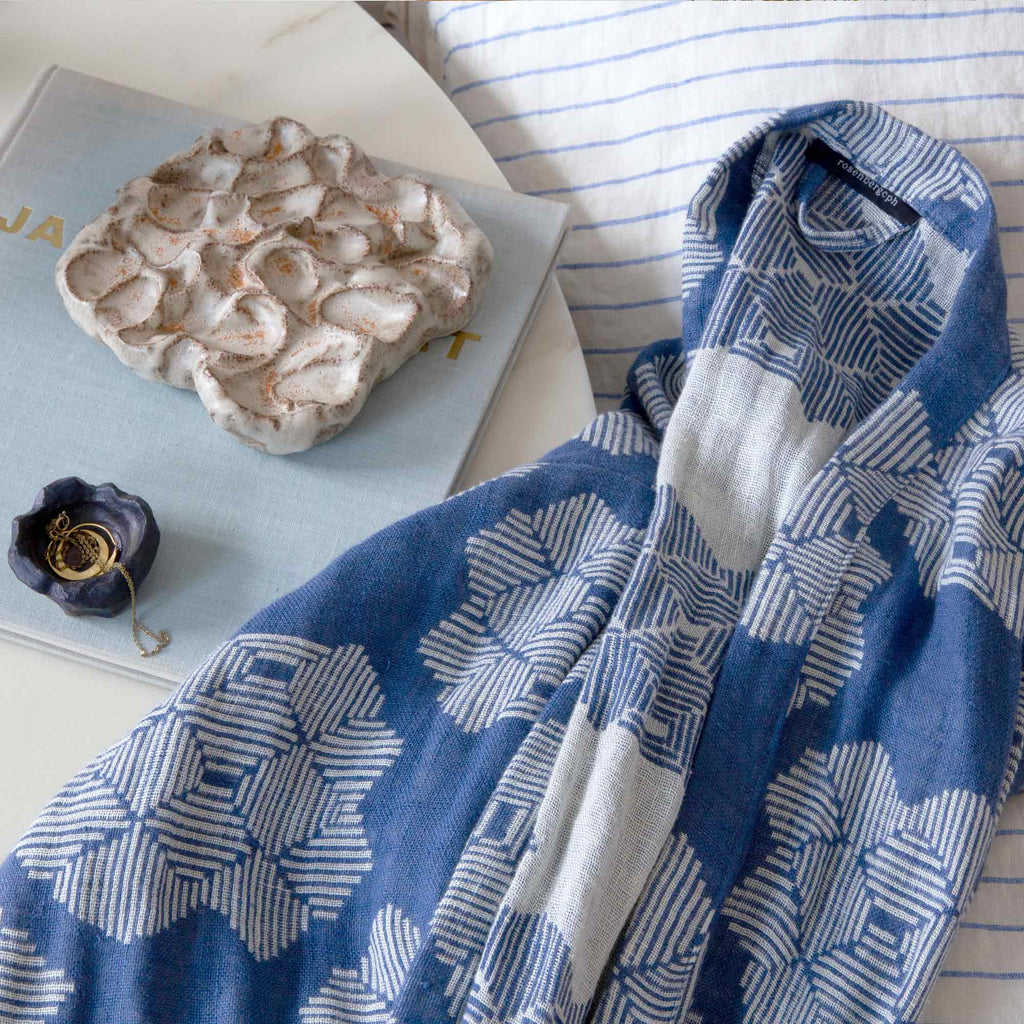 Kimono i jacquardvævet hør med ørkenrose-mønster, liggende, RosenbergCph, keramik af BAYARD