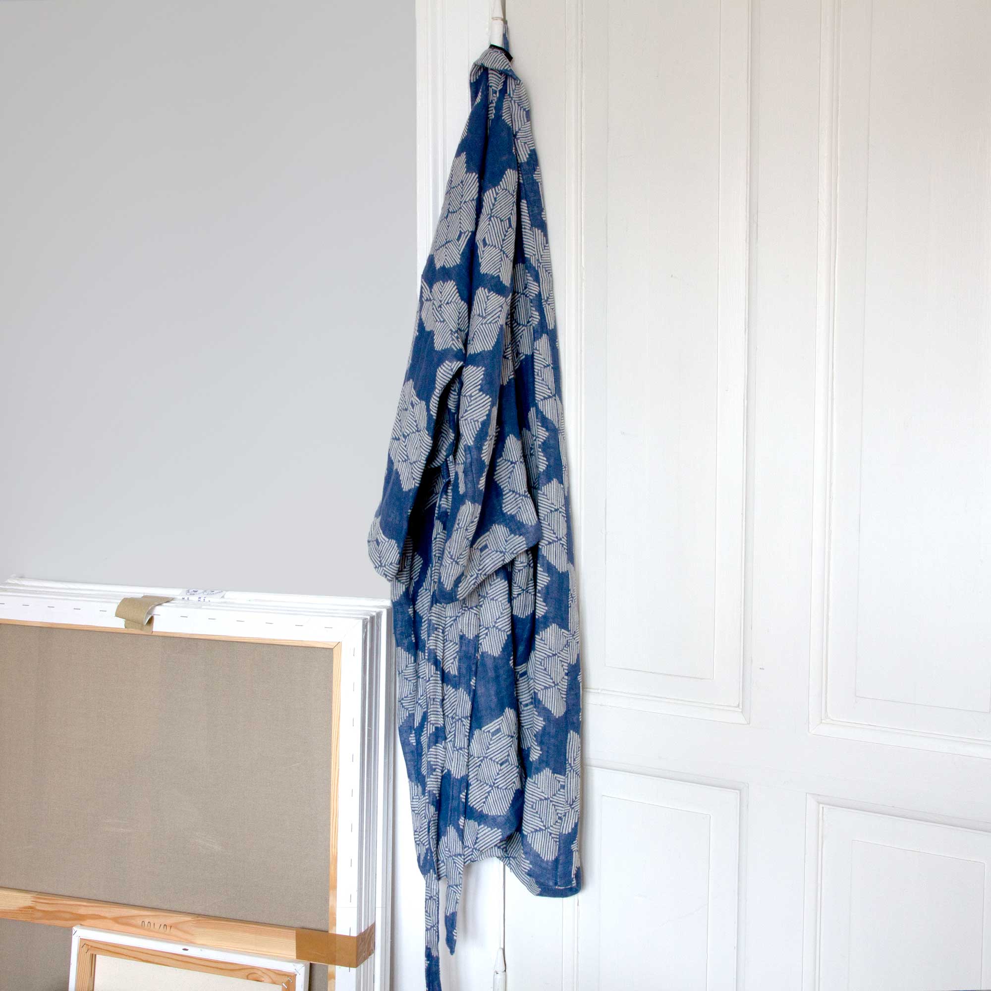 Kimono i jacquardvævet hør med ørkenrose-mønster, hængende  i strop ved dør, RosenbergCph