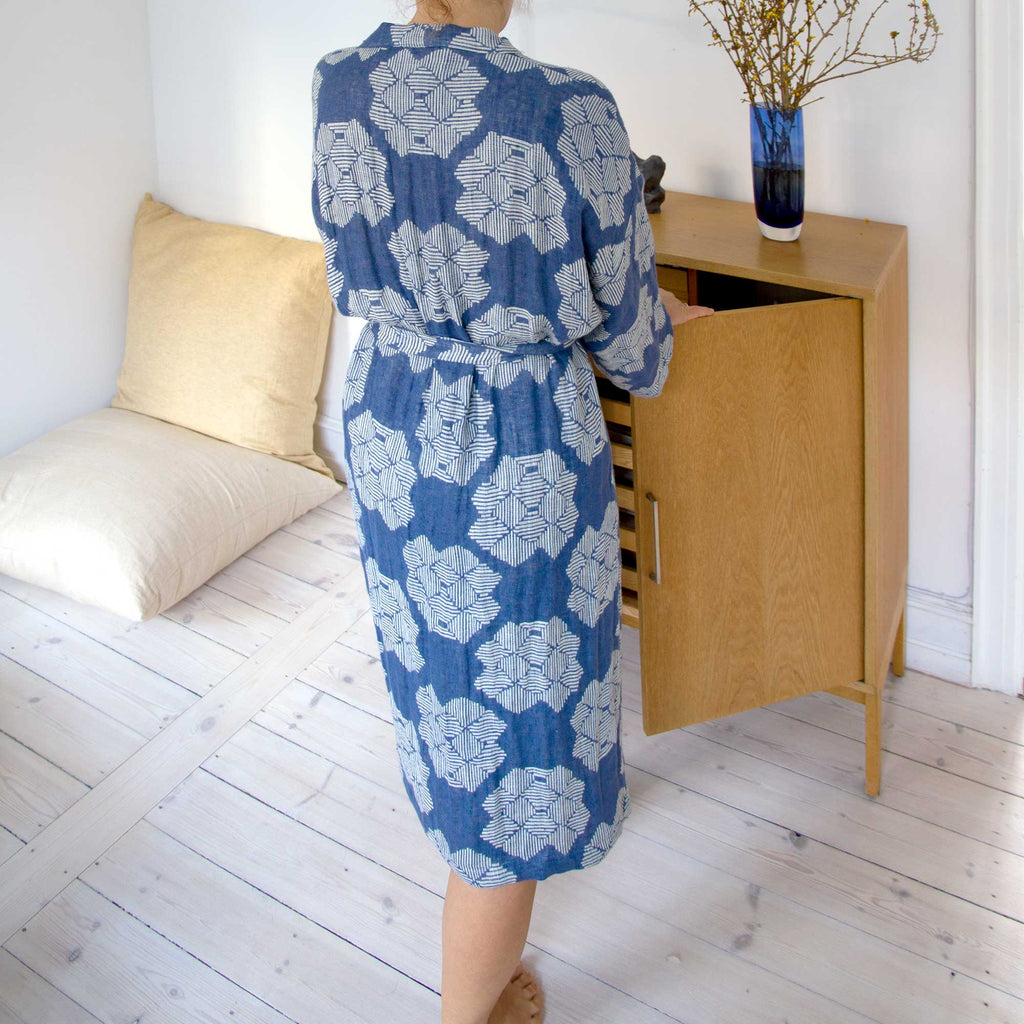 Kimono i jacquardvævet hør med ørkenrose-mønster, model set bagfra ved skab, RosenbergCph