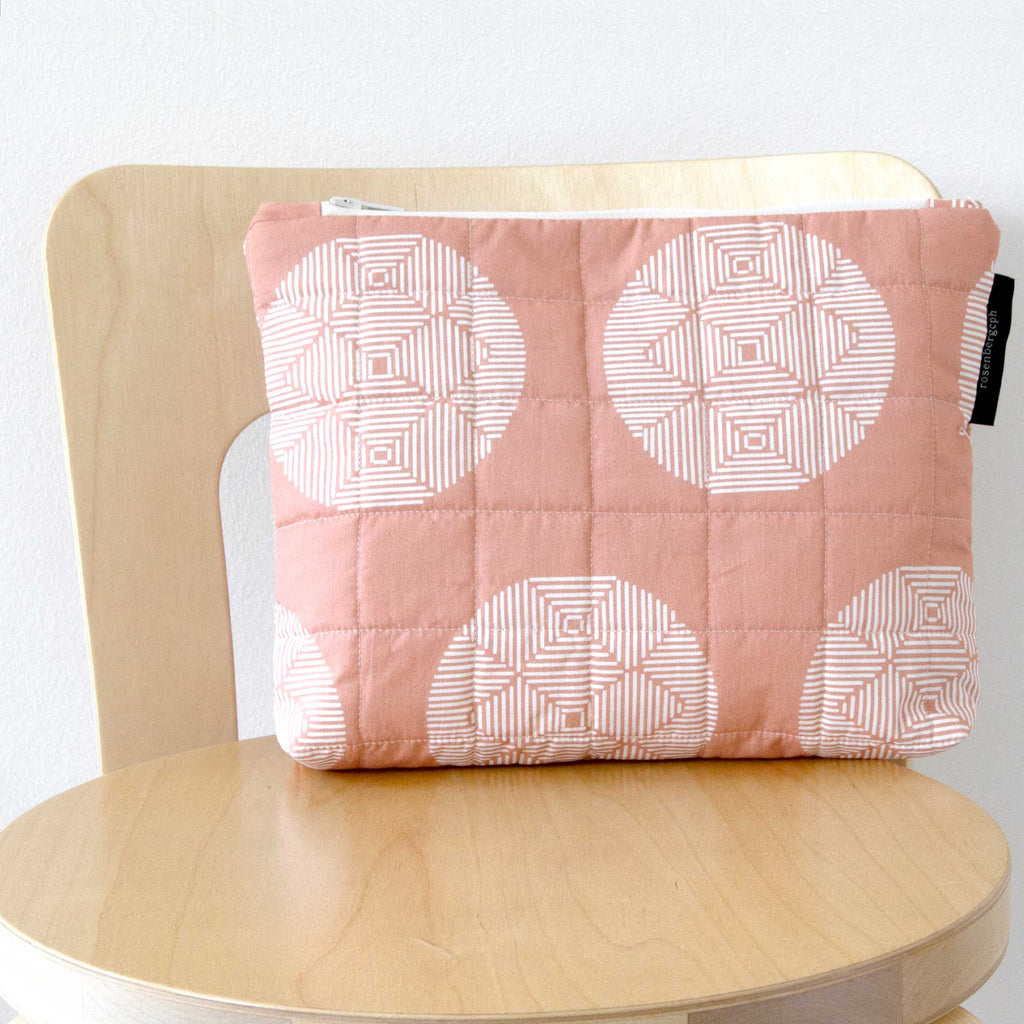 Pung i Hana-mønster, terracotta, på stol, RosenbergCph