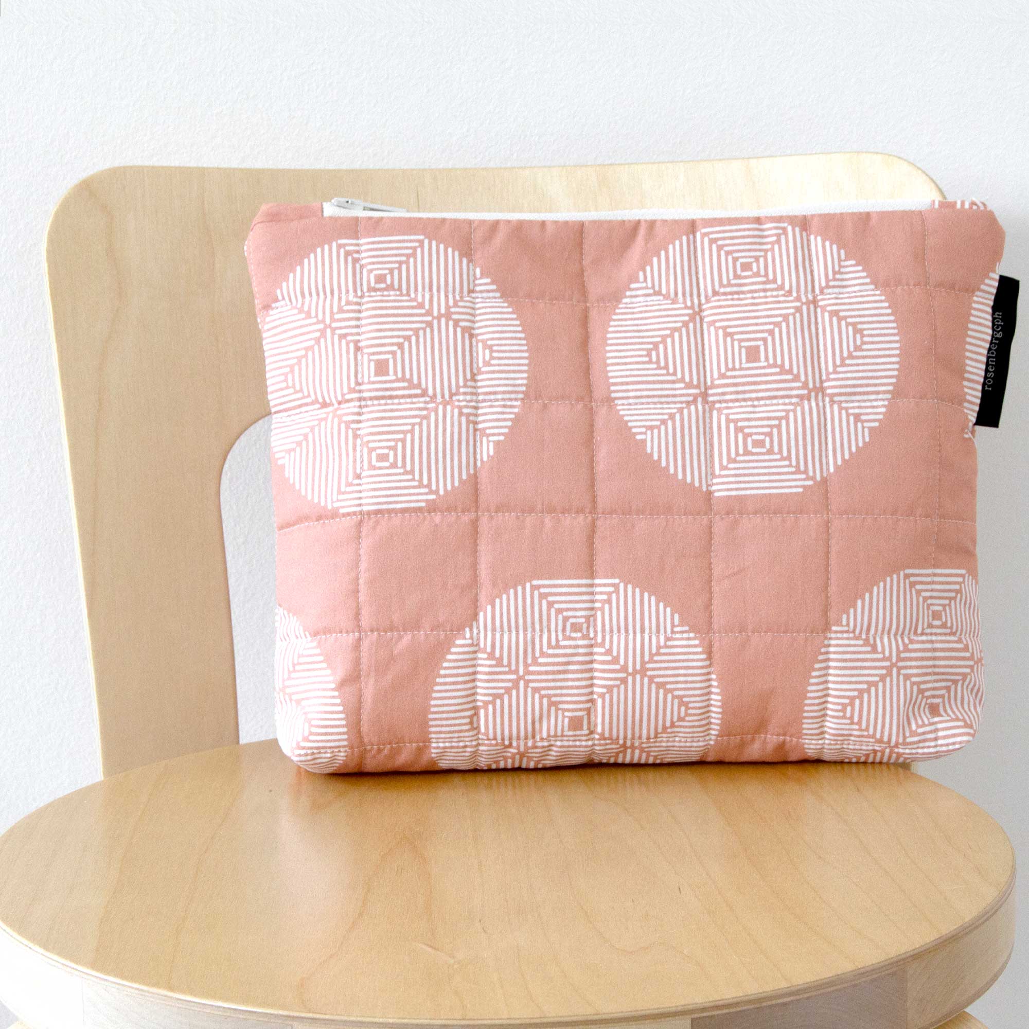 Pung i Hana-mønster, terracotta, på stol, RosenbergCph