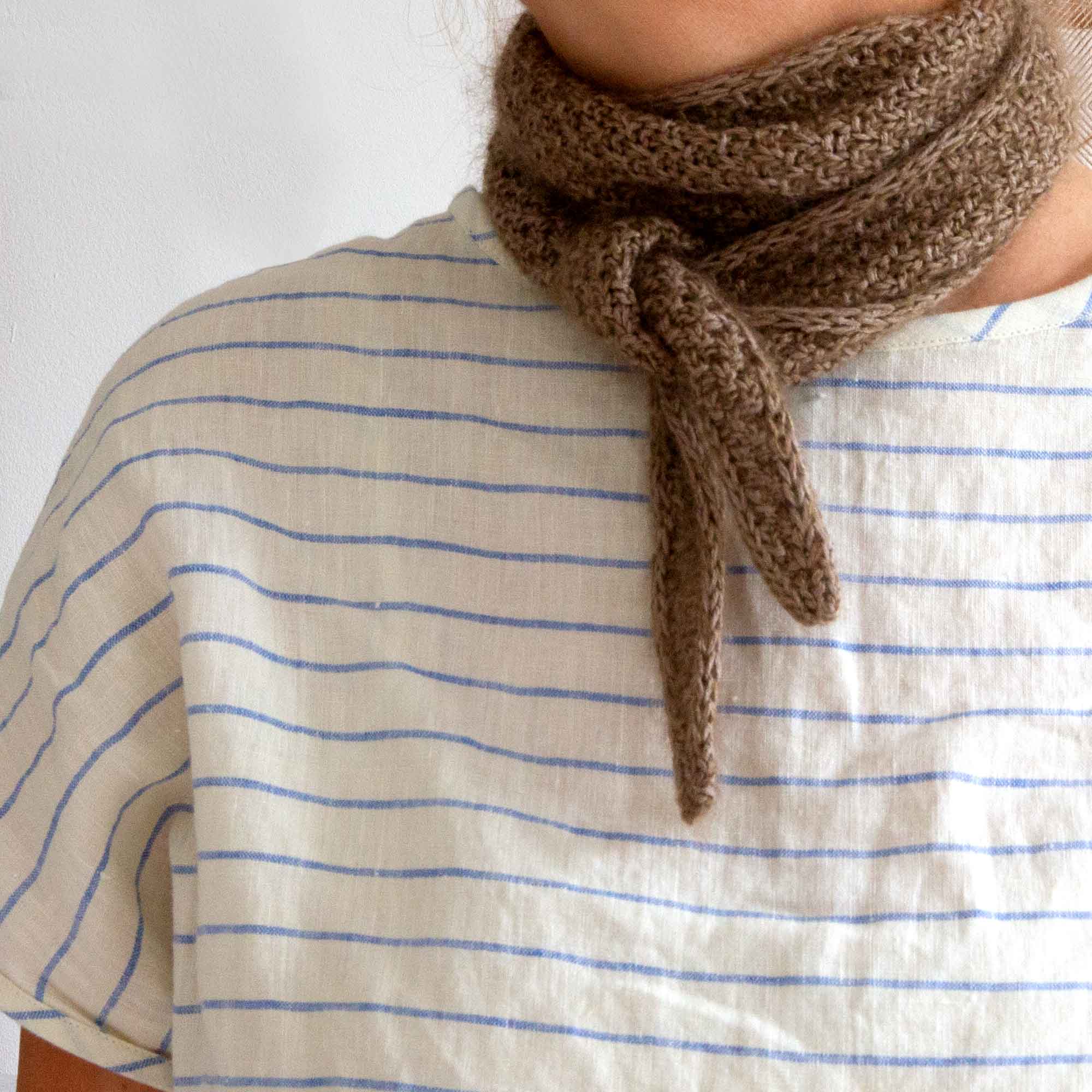 Tørklæde, brunt, strikket silke/mohair, på model, RosenbergCph