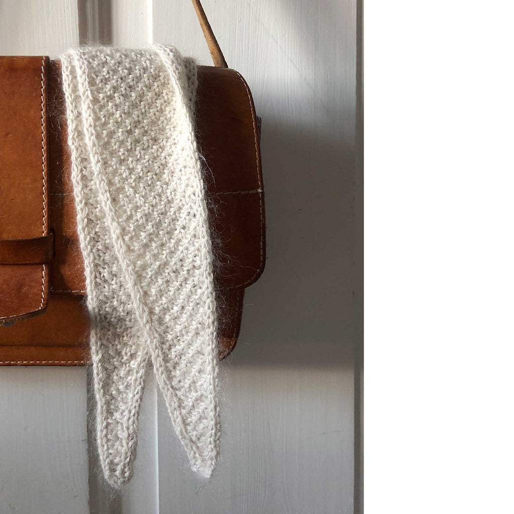 Strikket tørklæde, silke/mohair, natur hængende på taske, RosenbergCph