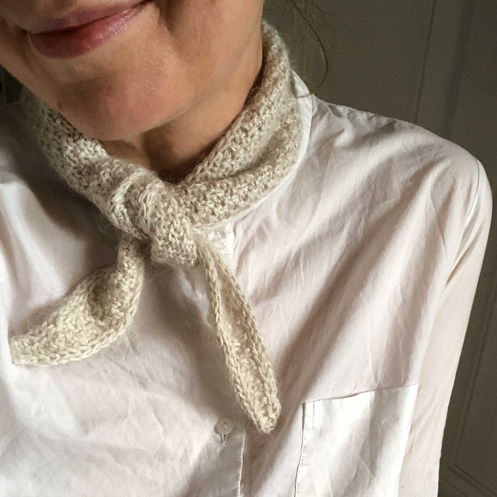 Strikket tørklæde, silke/mohair, natur. på model, RosenbergCph