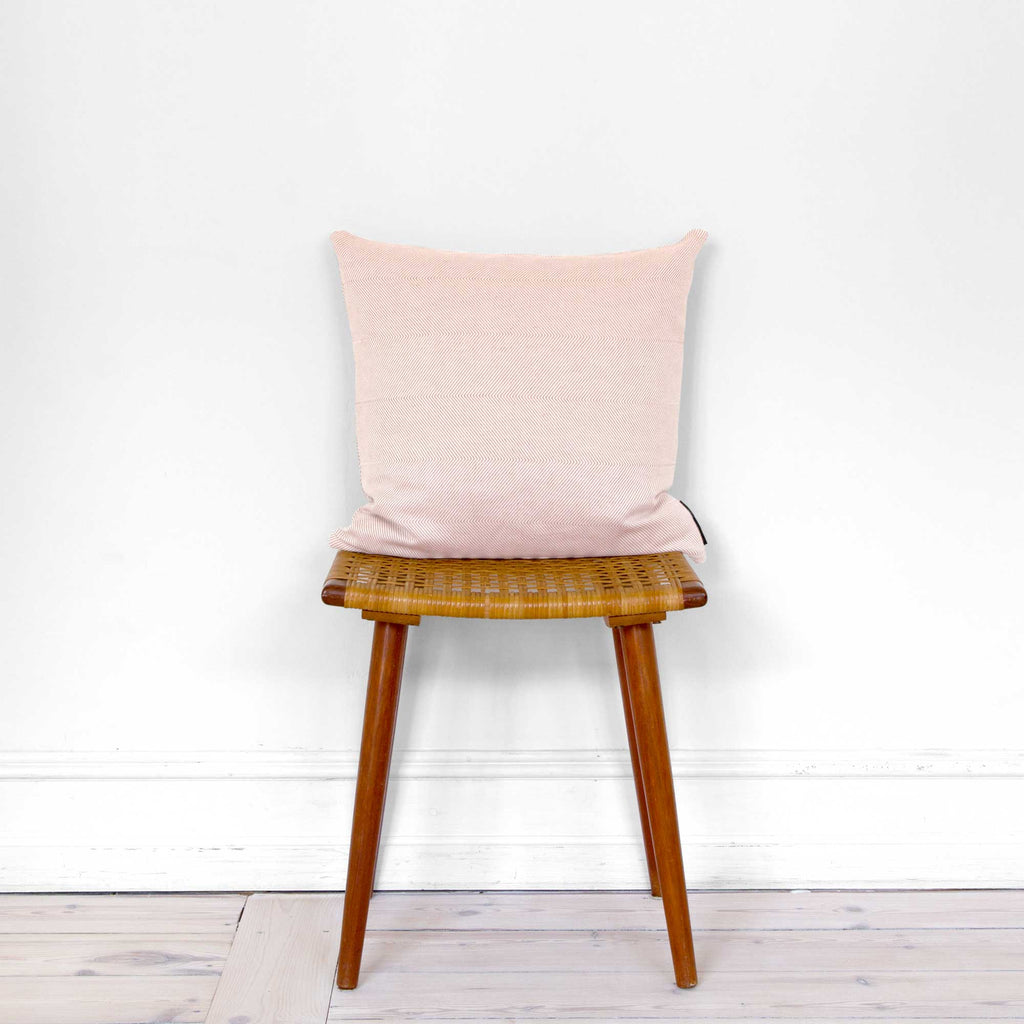 45 x 45 cm pudebetræk, lys koral hør/bomuld, på taburet, RosenbergCph