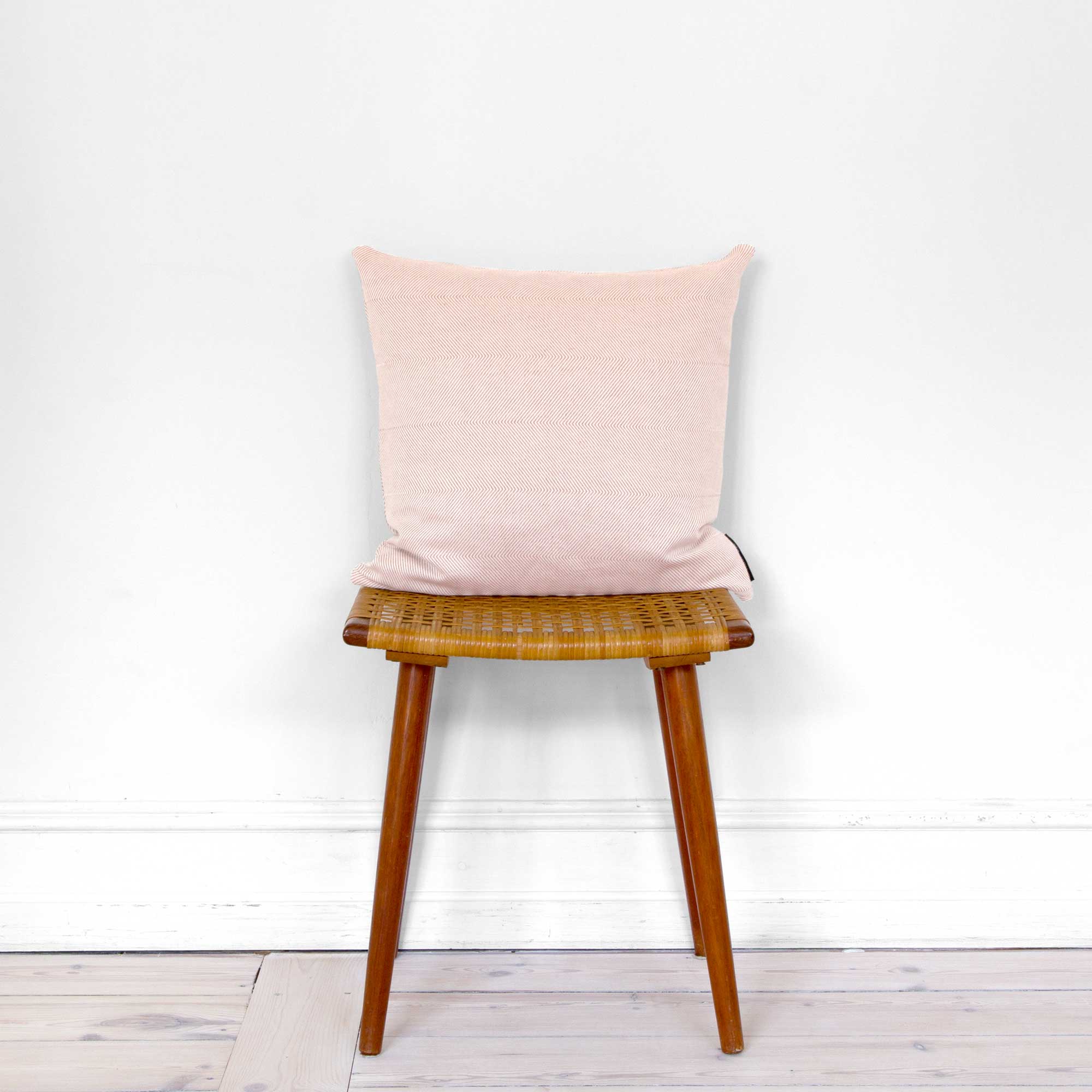 45 x 45 cm pudebetræk, lys koral hør/bomuld, på taburet, RosenbergCph