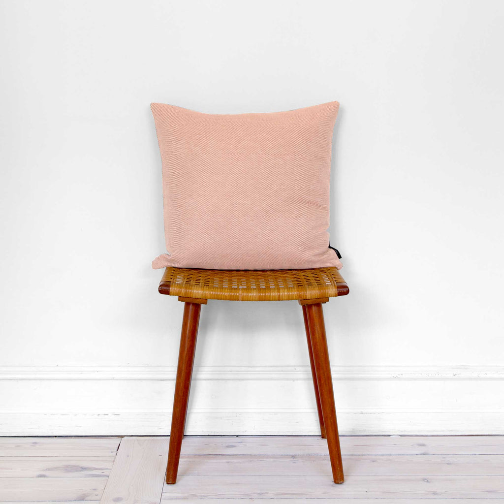 45 x 45 cm pudebetræk, koral hør/bomuld, sildebensvævet, forfra på taburet, RosenbergCph 