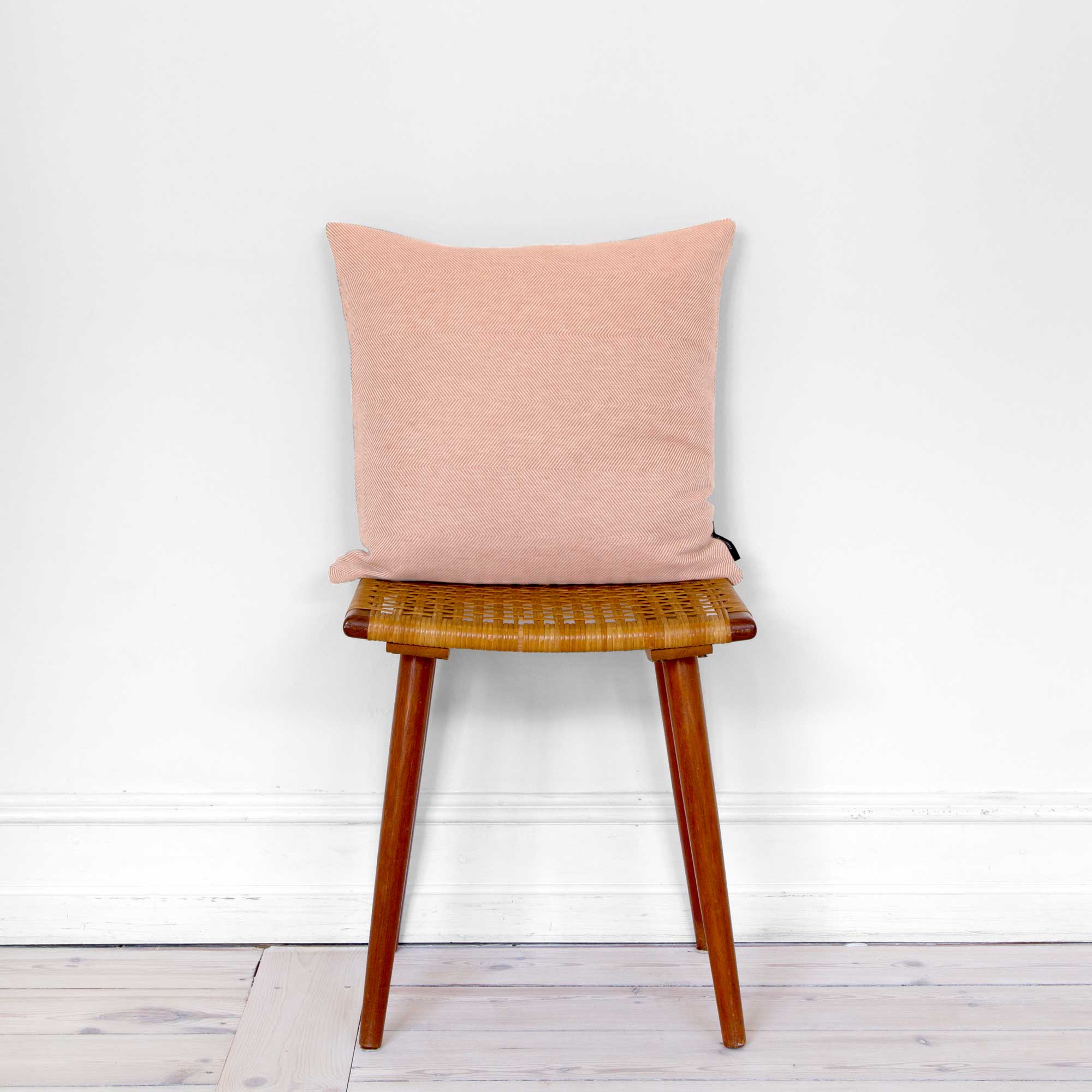45 x 45 cm pudebetræk, koral hør/bomuld, sildebensvævet, forfra på taburet, RosenbergCph 
