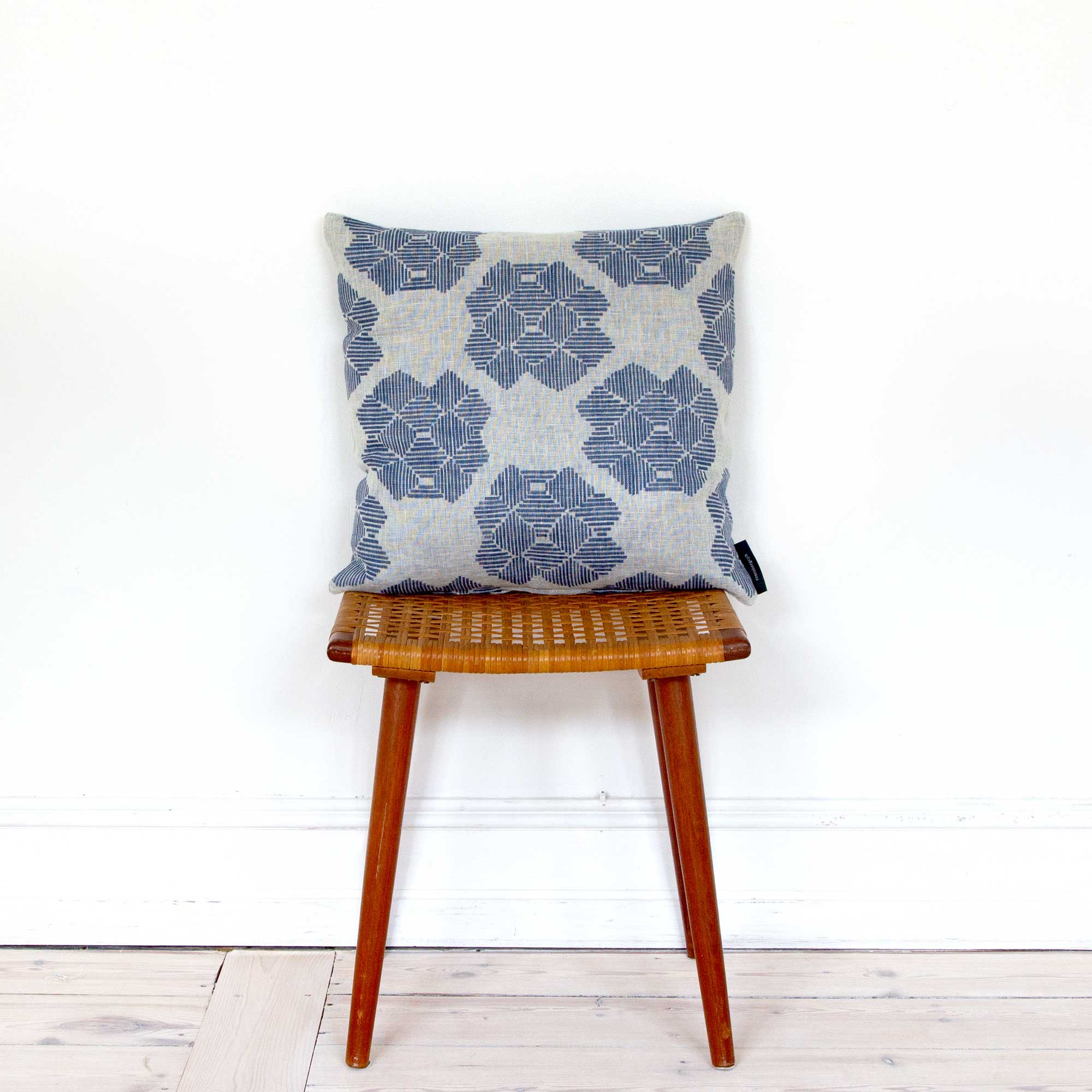 45 x 45 cm pudebetræk, ørkenrose-mønster, på taburet, RosenbergCph