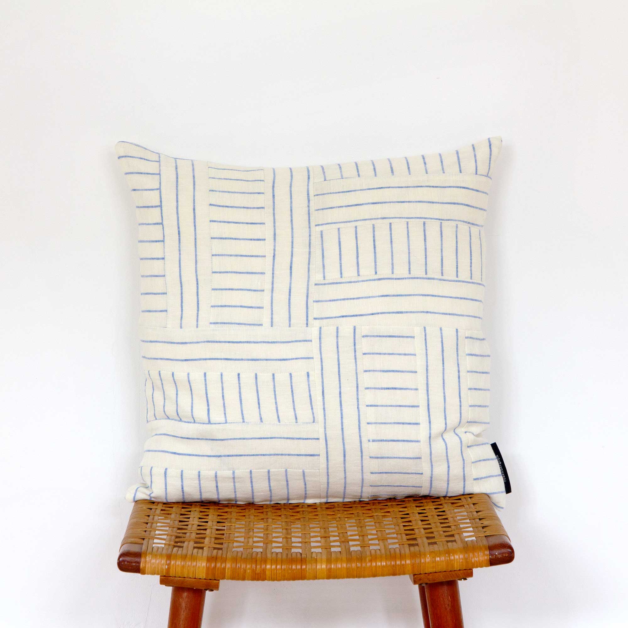 Patchwork hør-pudebetræk, stribet, på taburet, RosenbergCph