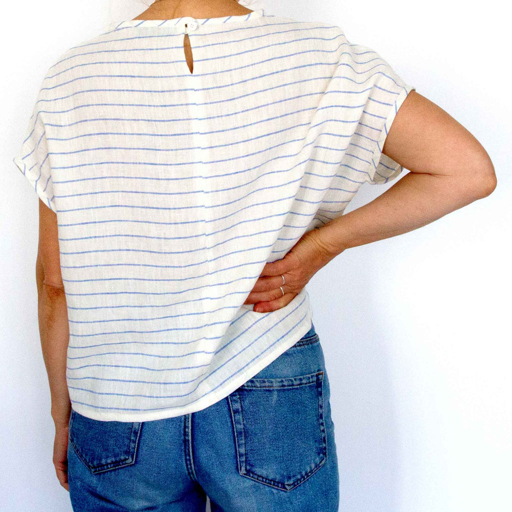 Hør-top med himmelblå striber, model set bagfra, RosenbergCph