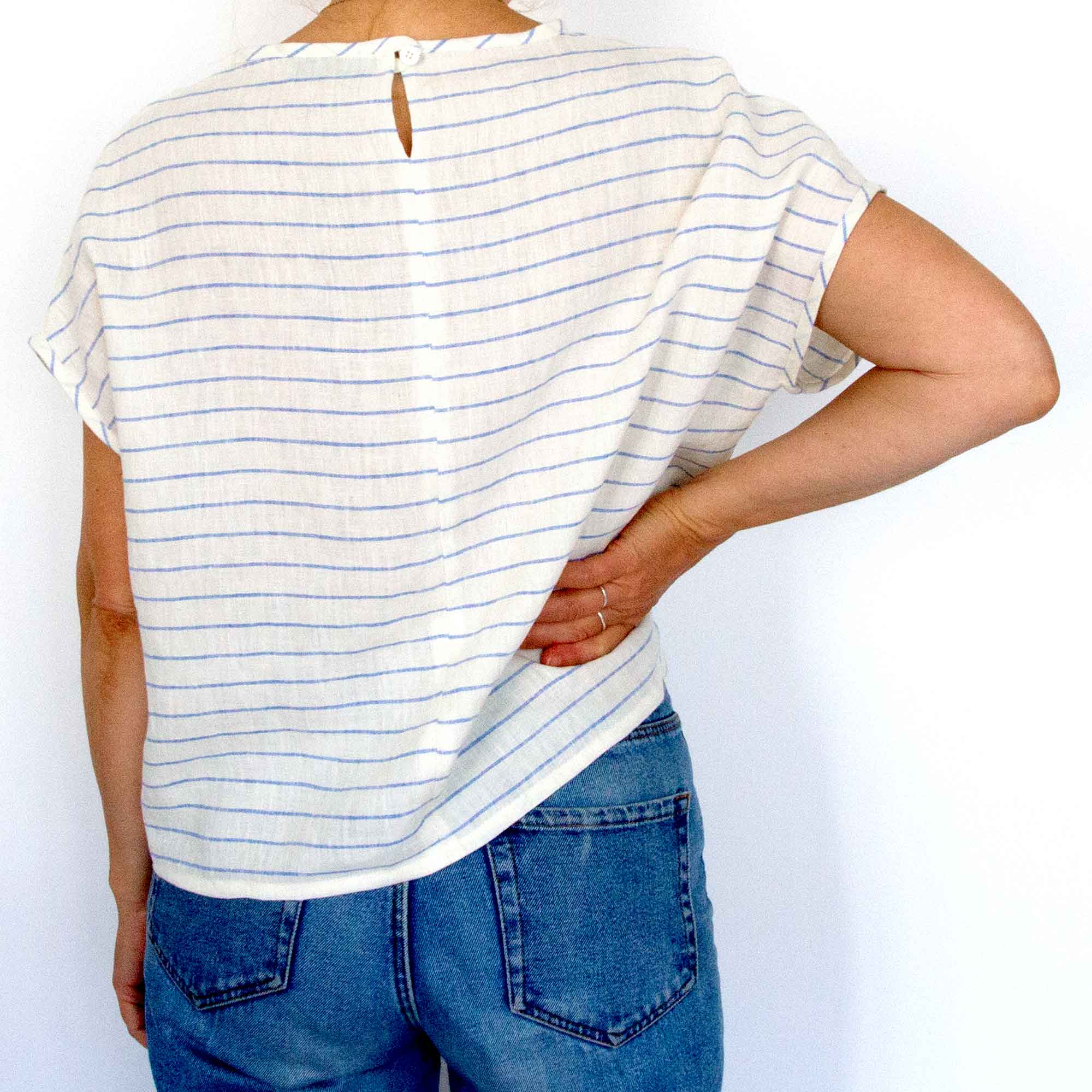 Hør-top med himmelblå striber, model set bagfra, RosenbergCph