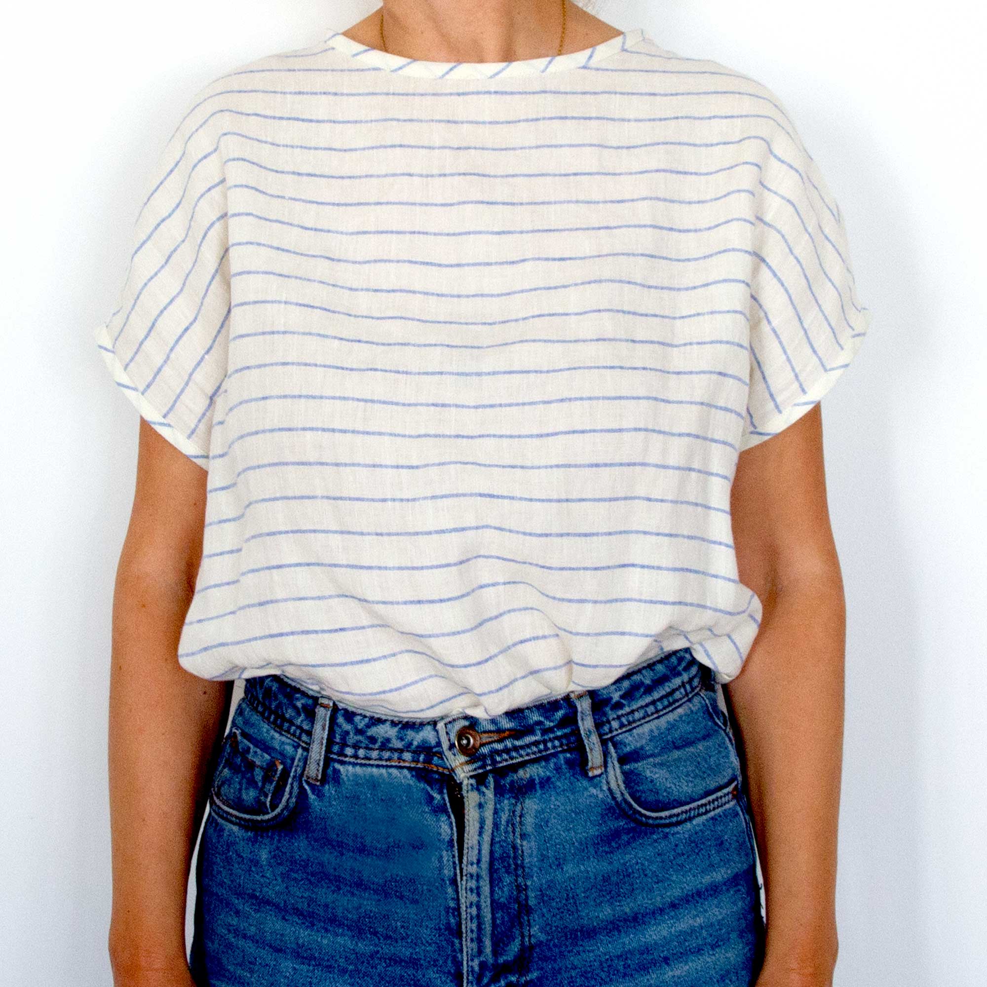 Hør-top med himmelblå striber, model set forfra, RosenbergCph